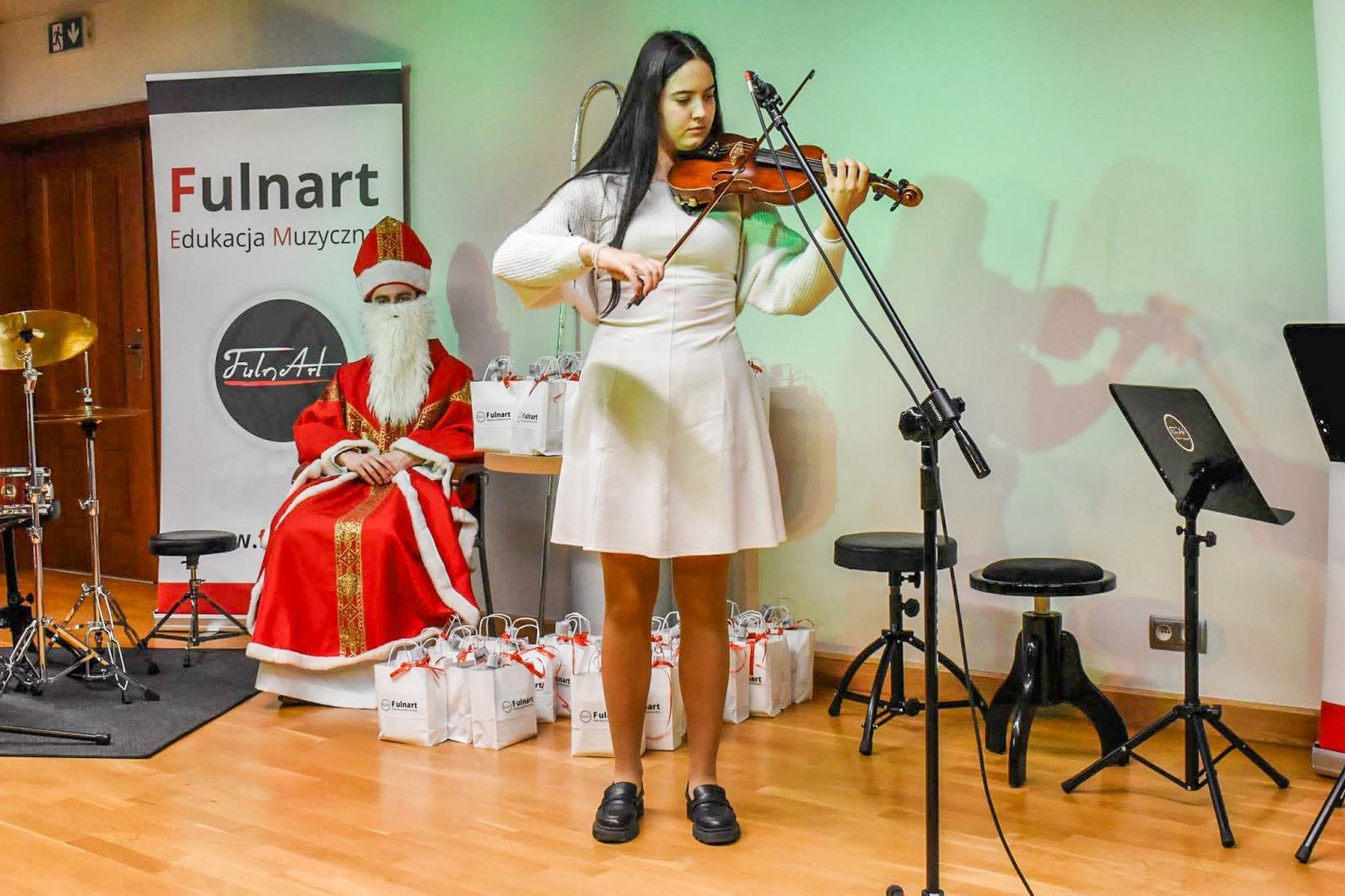 Zdjęcie w galerii na portalu naszraciborz.pl: Uczniowie Ogniska Fulnart wprowadzili świąteczny nastrój na Zamku Piastowskim wiadomości z regionu