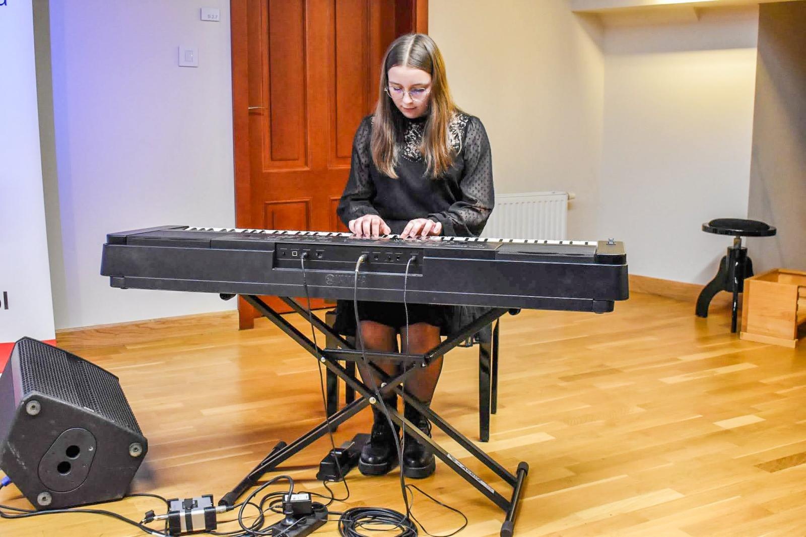 Zdjęcie w galerii na portalu naszraciborz.pl: Uczniowie Ogniska Fulnart wprowadzili świąteczny nastrój na Zamku Piastowskim wiadomości z regionu