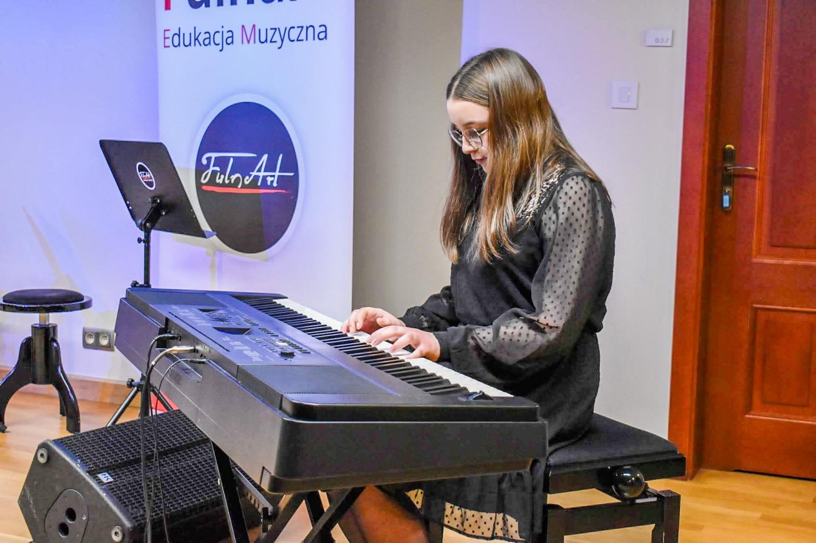 Zdjęcie w galerii na portalu naszraciborz.pl: Uczniowie Ogniska Fulnart wprowadzili świąteczny nastrój na Zamku Piastowskim wiadomości z regionu