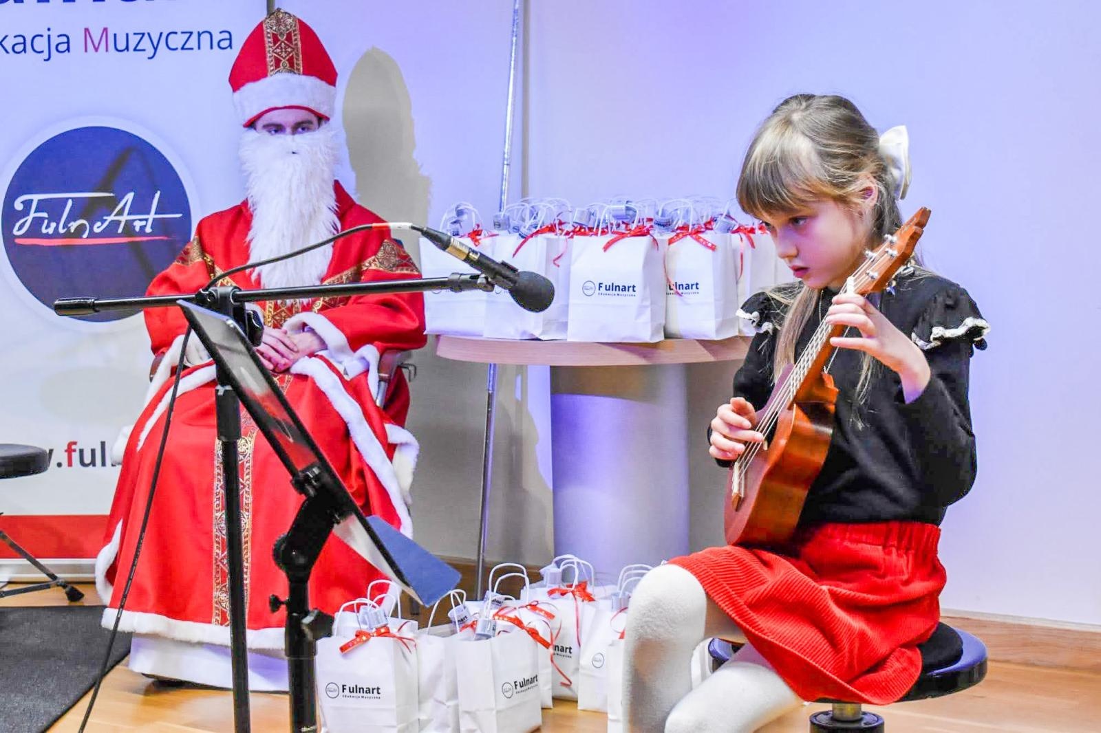 Zdjęcie w galerii na portalu naszraciborz.pl: Uczniowie Ogniska Fulnart wprowadzili świąteczny nastrój na Zamku Piastowskim wiadomości z regionu