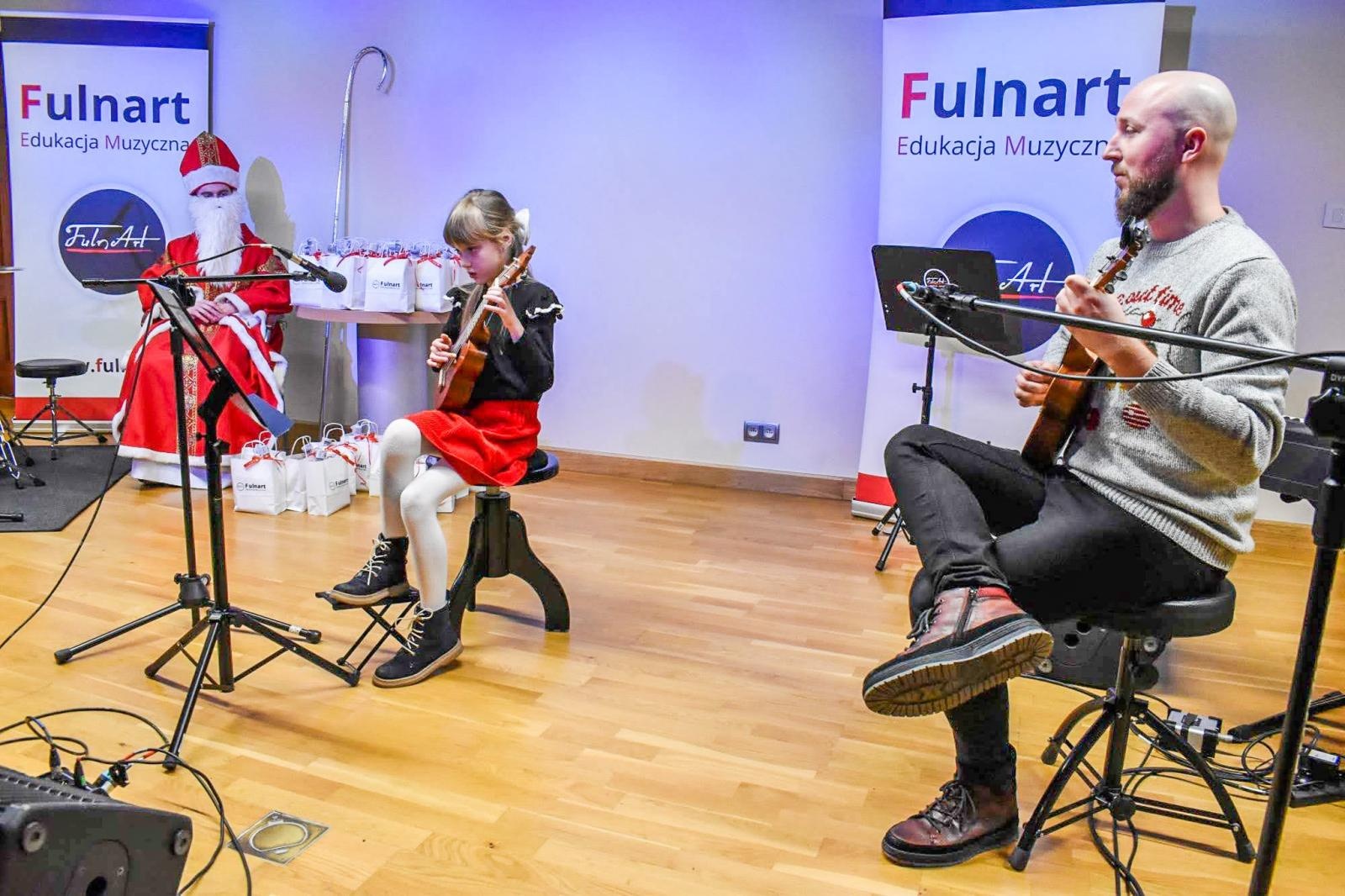 Zdjęcie w galerii na portalu naszraciborz.pl: Uczniowie Ogniska Fulnart wprowadzili świąteczny nastrój na Zamku Piastowskim wiadomości z regionu