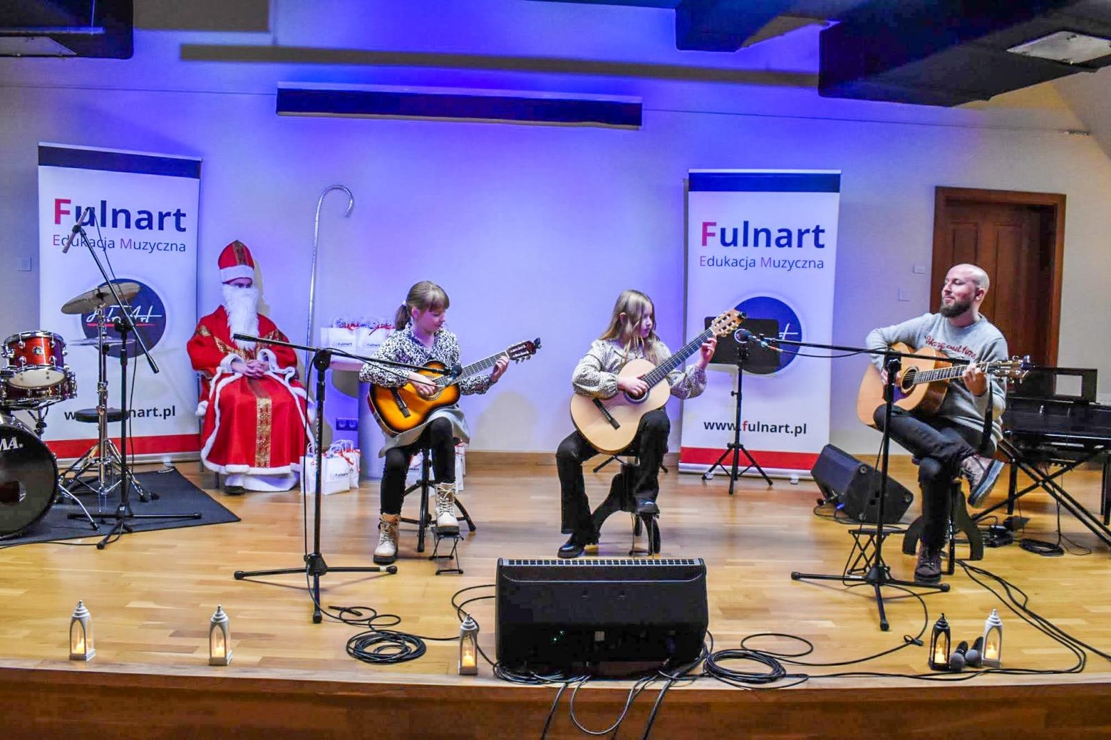 Zdjęcie w galerii na portalu naszraciborz.pl: Uczniowie Ogniska Fulnart wprowadzili świąteczny nastrój na Zamku Piastowskim wiadomości z regionu