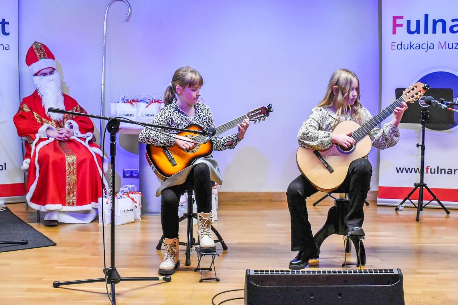 Zdjęcie w galerii na portalu naszraciborz.pl: Uczniowie Ogniska Fulnart wprowadzili świąteczny nastrój na Zamku Piastowskim wiadomości z regionu