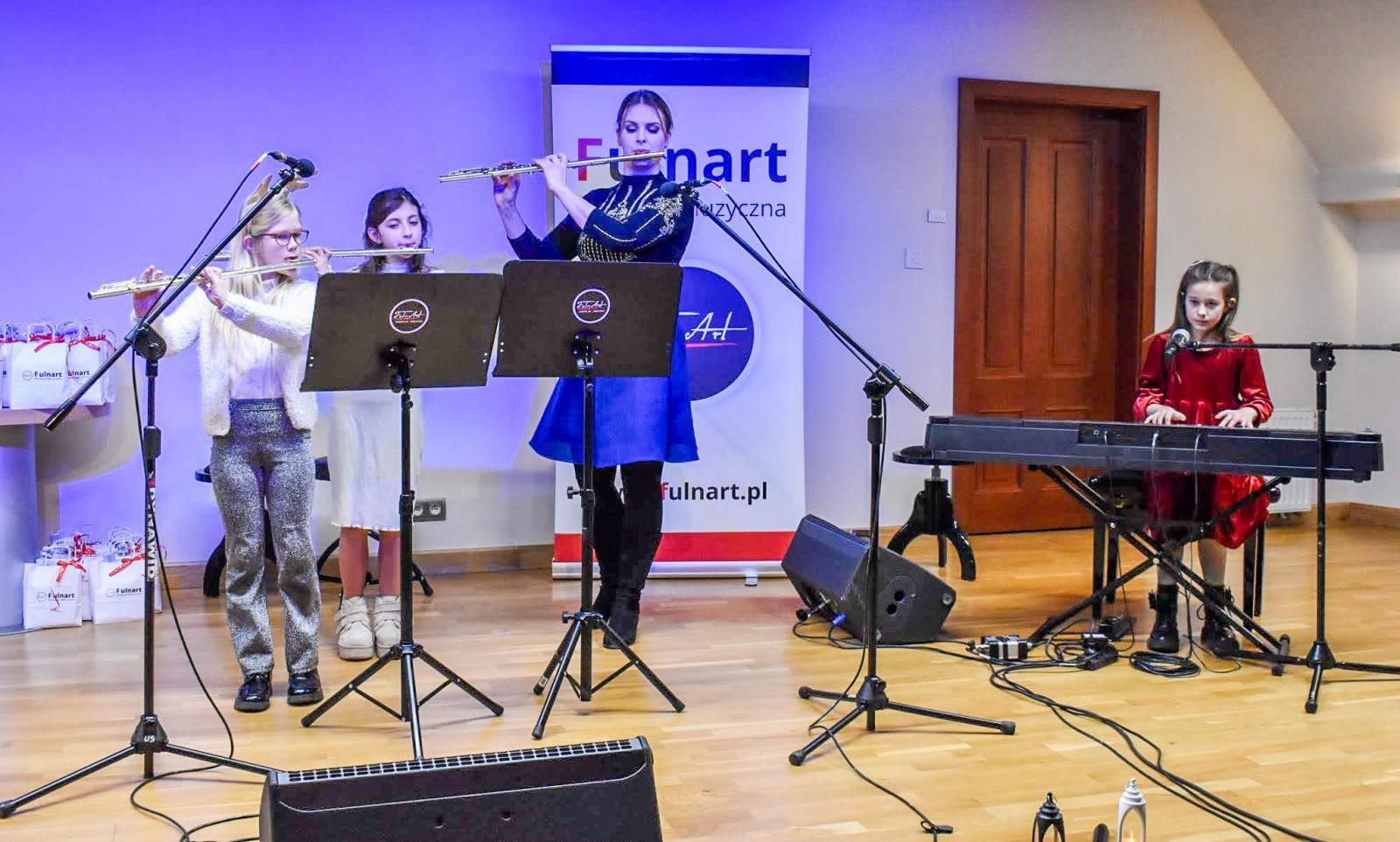 Zdjęcie w galerii na portalu naszraciborz.pl: Uczniowie Ogniska Fulnart wprowadzili świąteczny nastrój na Zamku Piastowskim wiadomości z regionu