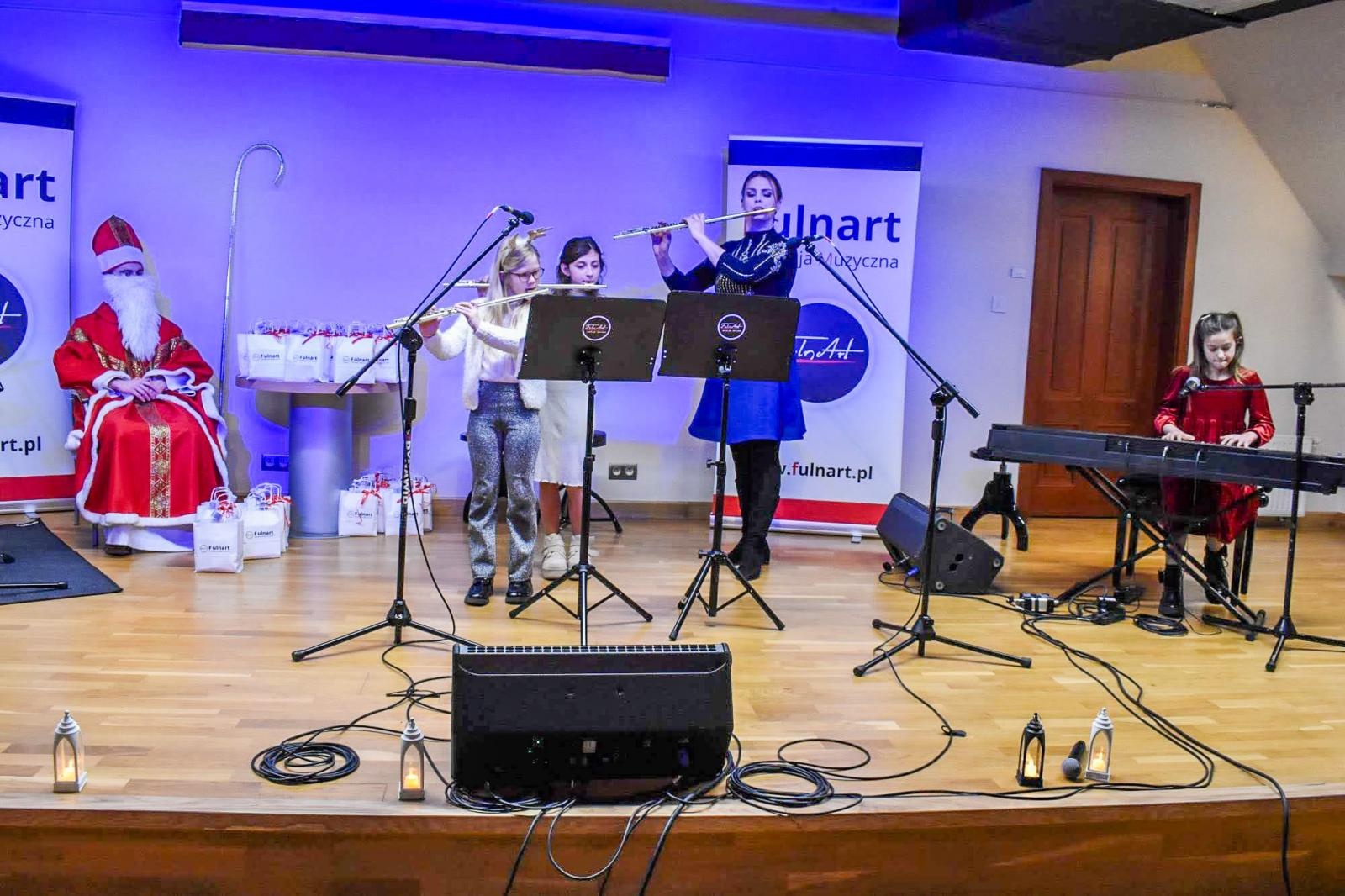 Zdjęcie w galerii na portalu naszraciborz.pl: Uczniowie Ogniska Fulnart wprowadzili świąteczny nastrój na Zamku Piastowskim wiadomości z regionu