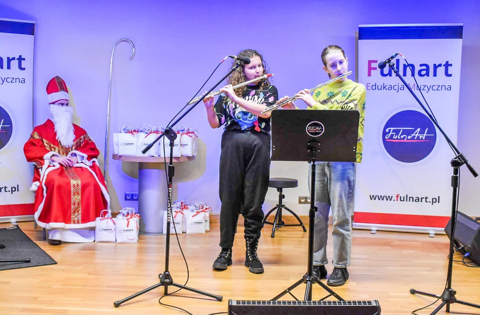 Zdjęcie w galerii na portalu naszraciborz.pl: Uczniowie Ogniska Fulnart wprowadzili świąteczny nastrój na Zamku Piastowskim wiadomości z regionu