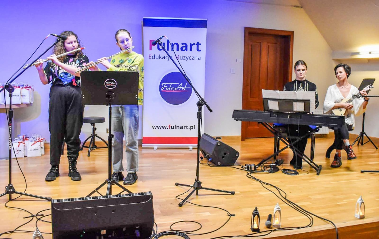 Zdjęcie w galerii na portalu naszraciborz.pl: Uczniowie Ogniska Fulnart wprowadzili świąteczny nastrój na Zamku Piastowskim wiadomości z regionu