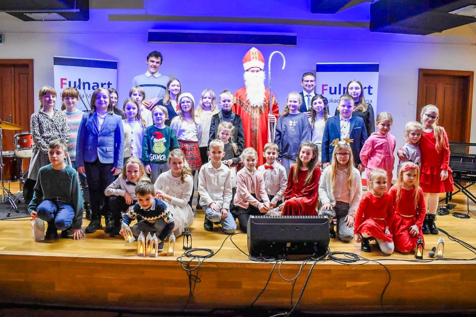 Zdjęcie w galerii na portalu naszraciborz.pl: Uczniowie Ogniska Fulnart wprowadzili świąteczny nastrój na Zamku Piastowskim wiadomości z regionu