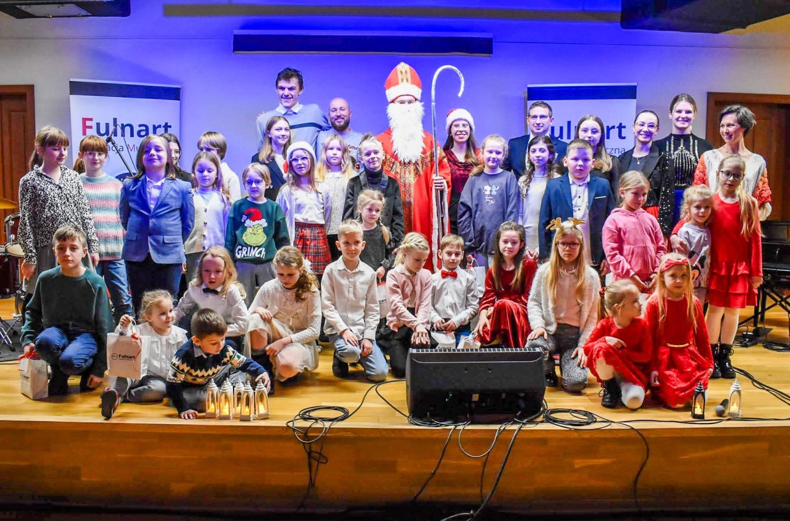 Zdjęcie w galerii na portalu naszraciborz.pl: Uczniowie Ogniska Fulnart wprowadzili świąteczny nastrój na Zamku Piastowskim wiadomości z regionu