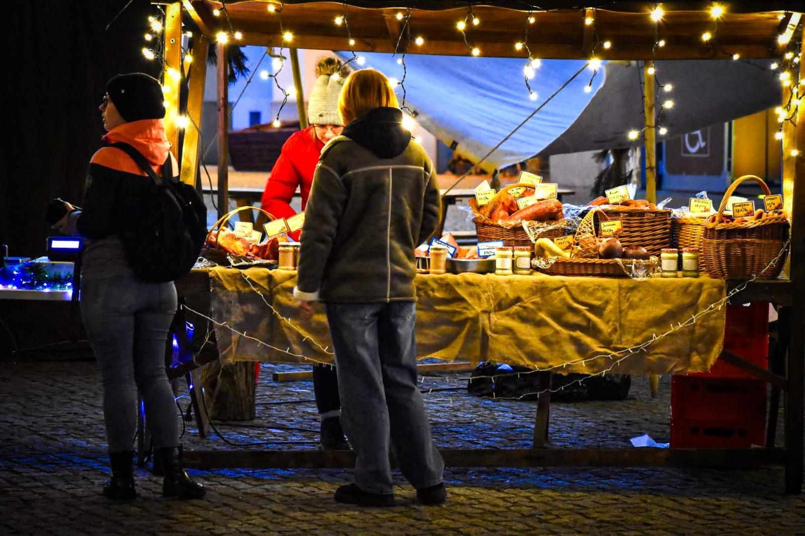 Zdjęcie w galerii na portalu naszraciborz.pl: Zakochany duet, Lotharsi, fire show i św. Mikołaj na quadzie. Ruszył ostatni jarmarkowy weekend na zamku wiadomości z regionu
