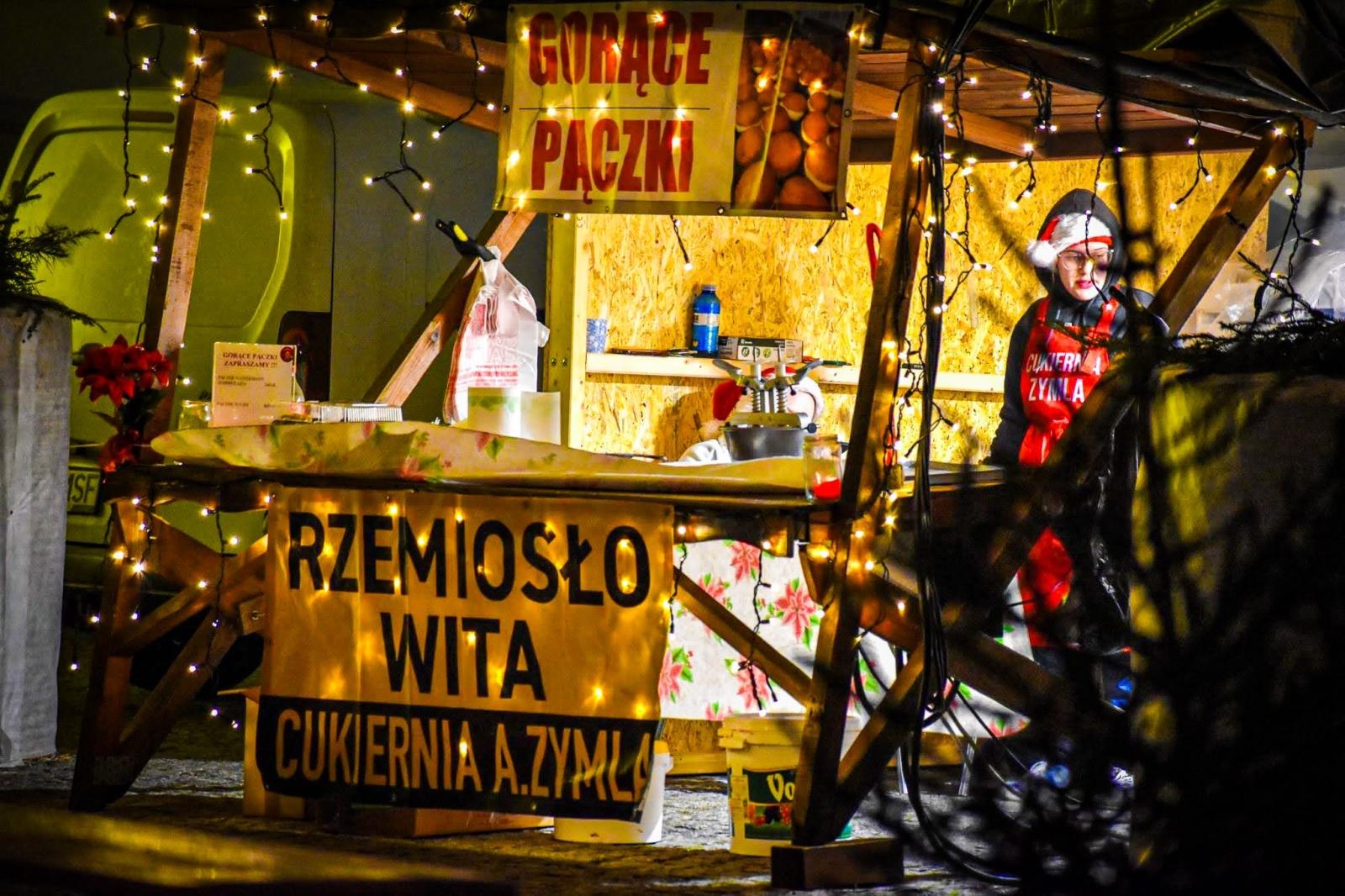 Zdjęcie w galerii na portalu naszraciborz.pl: Zakochany duet, Lotharsi, fire show i św. Mikołaj na quadzie. Ruszył ostatni jarmarkowy weekend na zamku wiadomości z regionu