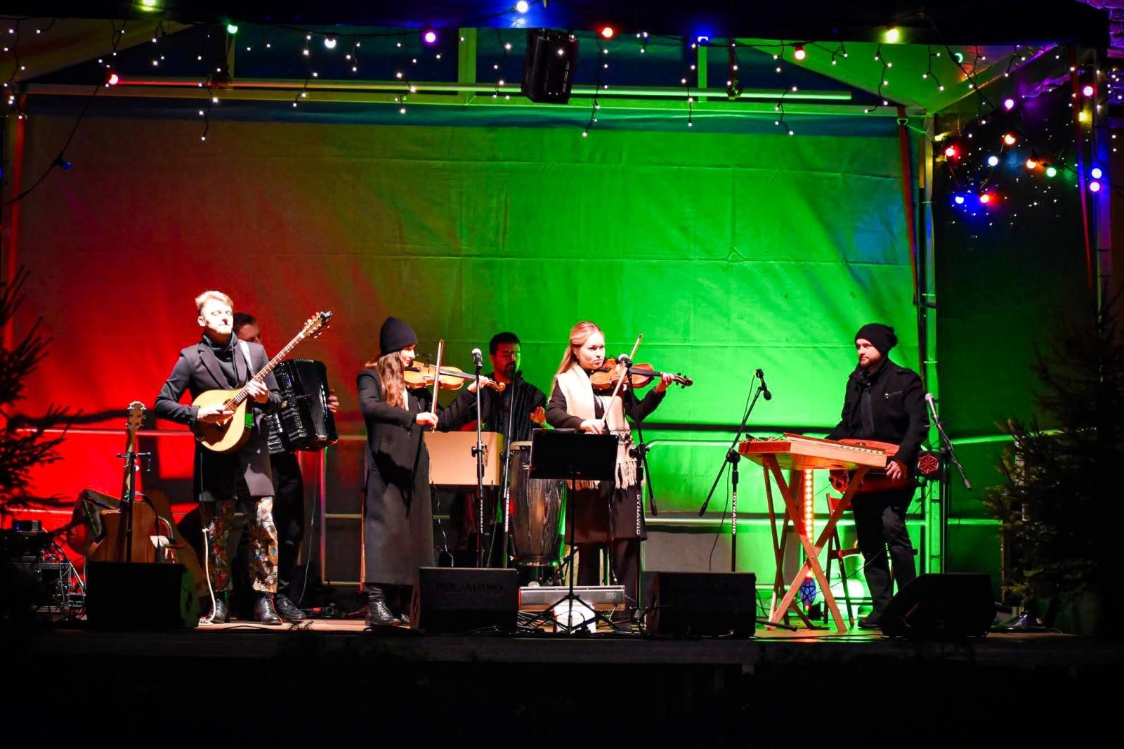 Zdjęcie w galerii na portalu naszraciborz.pl: Zakochany duet, Lotharsi, fire show i św. Mikołaj na quadzie. Ruszył ostatni jarmarkowy weekend na zamku wiadomości z regionu