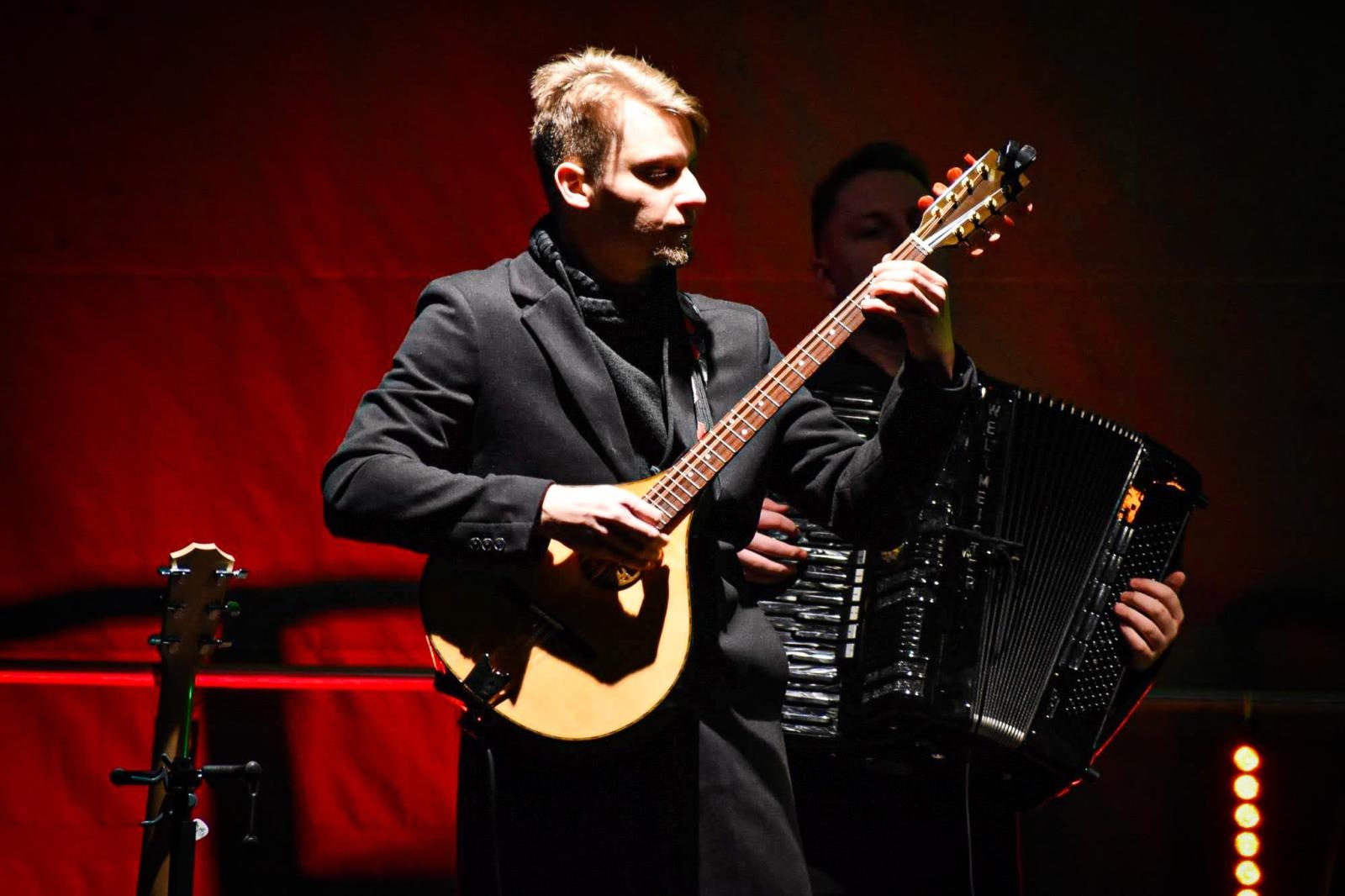 Zdjęcie w galerii na portalu naszraciborz.pl: Zakochany duet, Lotharsi, fire show i św. Mikołaj na quadzie. Ruszył ostatni jarmarkowy weekend na zamku wiadomości z regionu