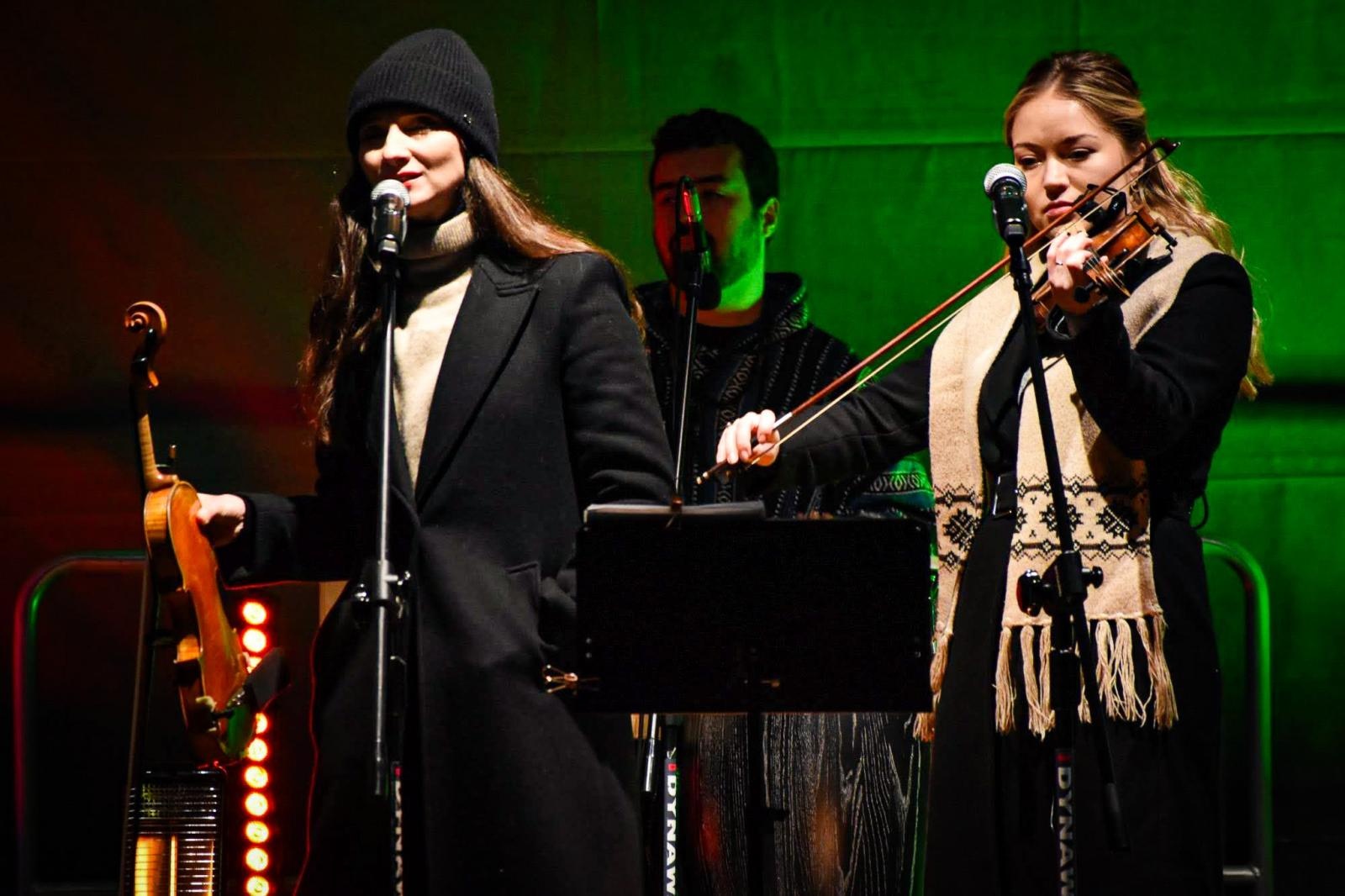 Zdjęcie w galerii na portalu naszraciborz.pl: Zakochany duet, Lotharsi, fire show i św. Mikołaj na quadzie. Ruszył ostatni jarmarkowy weekend na zamku wiadomości z regionu