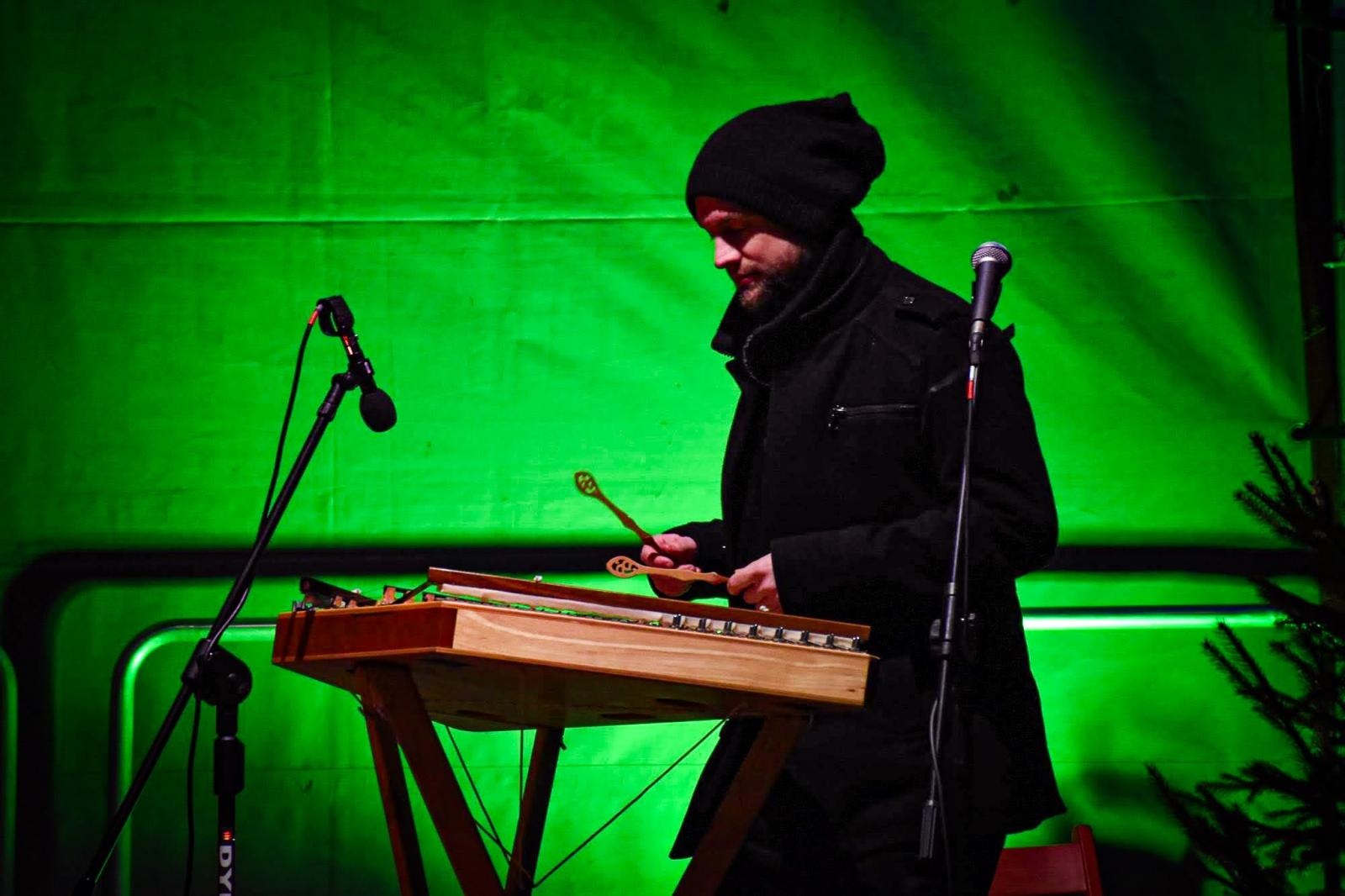 Zdjęcie w galerii na portalu naszraciborz.pl: Zakochany duet, Lotharsi, fire show i św. Mikołaj na quadzie. Ruszył ostatni jarmarkowy weekend na zamku wiadomości z regionu