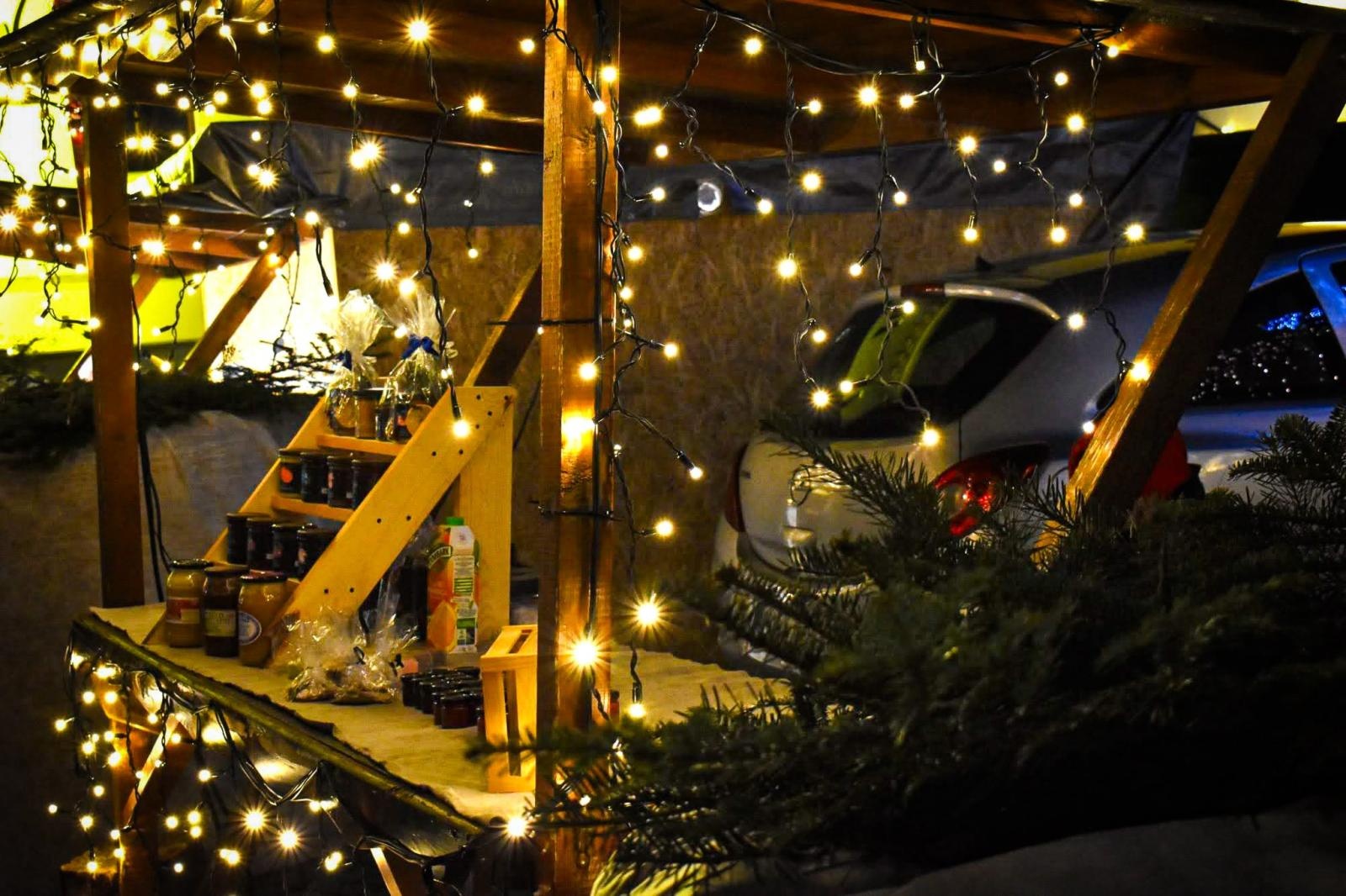 Zdjęcie w galerii na portalu naszraciborz.pl: Zakochany duet, Lotharsi, fire show i św. Mikołaj na quadzie. Ruszył ostatni jarmarkowy weekend na zamku wiadomości z regionu