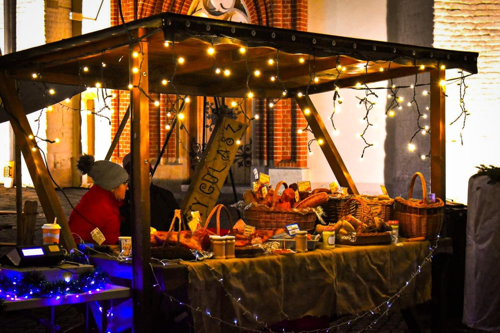 Zdjęcie w galerii na portalu naszraciborz.pl: Zakochany duet, Lotharsi, fire show i św. Mikołaj na quadzie. Ruszył ostatni jarmarkowy weekend na zamku wiadomości z regionu