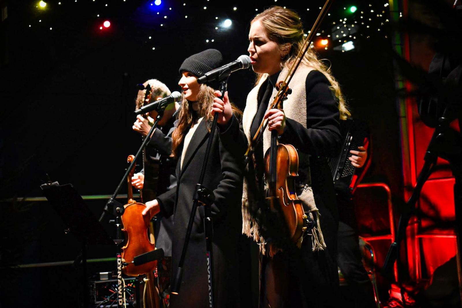 Zdjęcie w galerii na portalu naszraciborz.pl: Zakochany duet, Lotharsi, fire show i św. Mikołaj na quadzie. Ruszył ostatni jarmarkowy weekend na zamku wiadomości z regionu