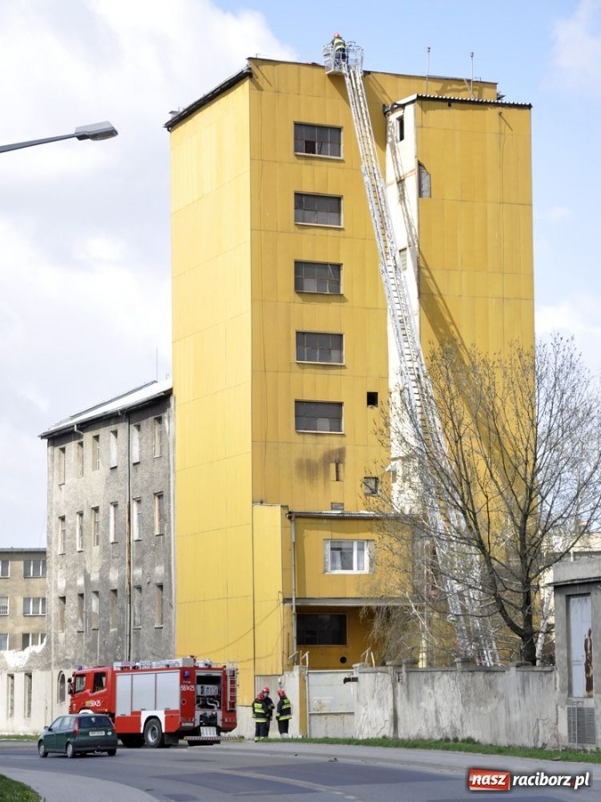 Zdjęcie w galerii na portalu naszraciborz.pl: Pożar dachu w starym Polmosie wiadomości z regionu