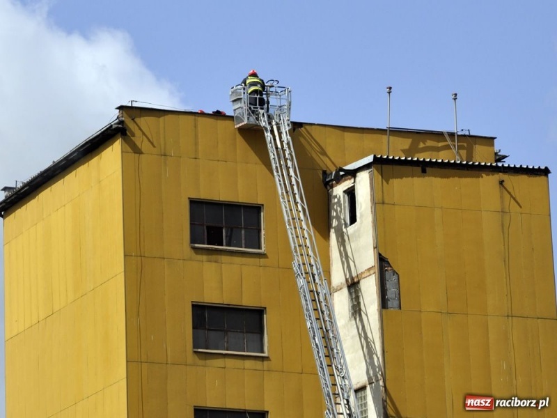 Zdjęcie w galerii na portalu naszraciborz.pl: Pożar dachu w starym Polmosie wiadomości z regionu