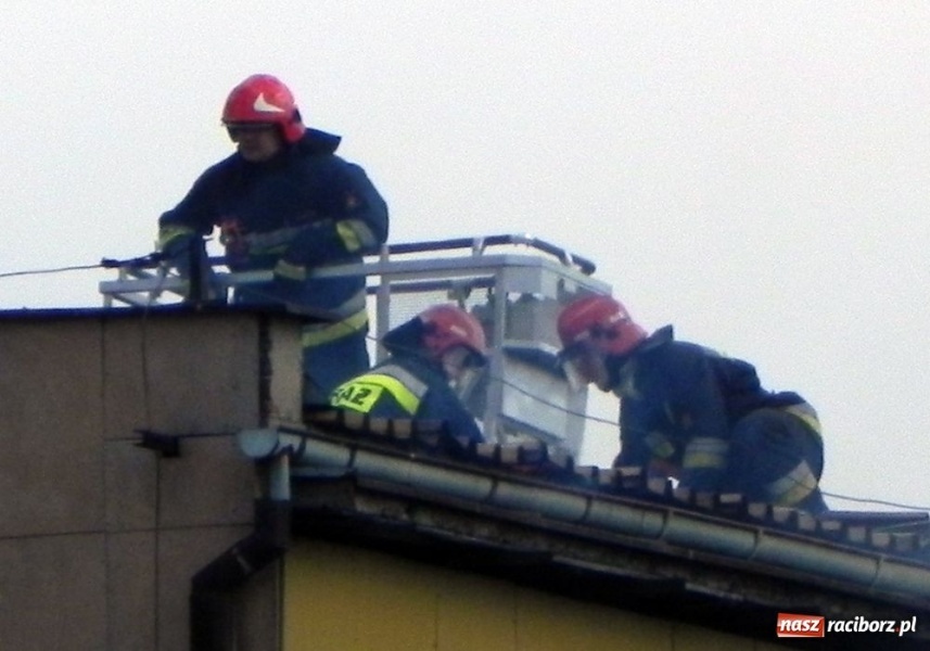 Zdjęcie w galerii na portalu naszraciborz.pl: Pożar dachu w starym Polmosie wiadomości z regionu