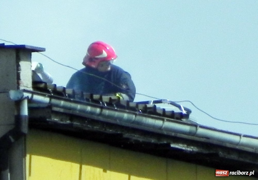 Zdjęcie w galerii na portalu naszraciborz.pl: Pożar dachu w starym Polmosie wiadomości z regionu