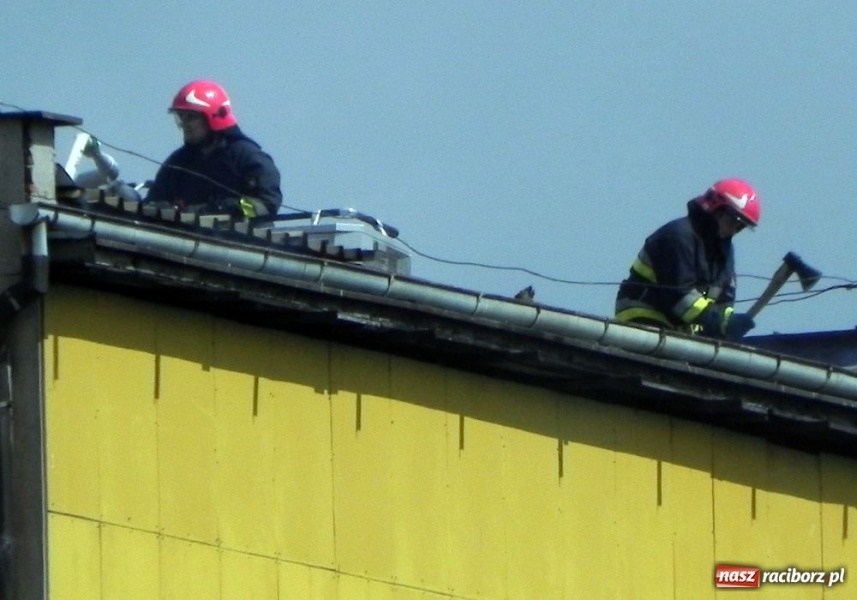 Zdjęcie w galerii na portalu naszraciborz.pl: Pożar dachu w starym Polmosie wiadomości z regionu