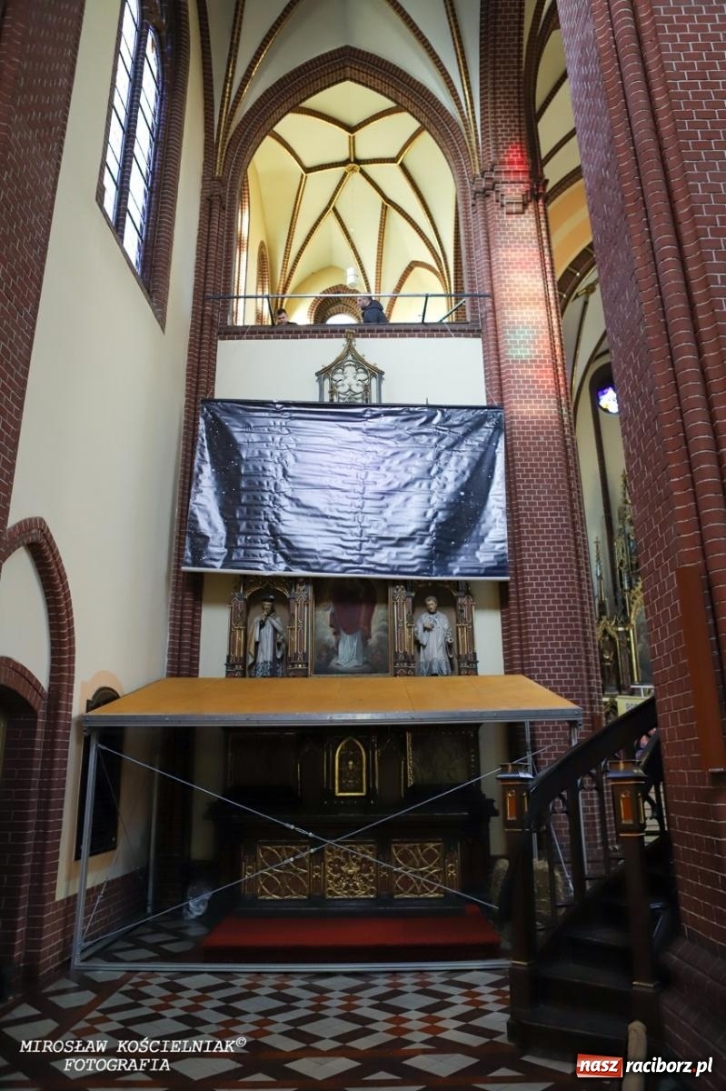 Zdjęcie w galerii na portalu naszraciborz.pl: Montaż szopki bożonarodzeniowej w kościele św. Mikołaja w Raciborzu [FOTO] wiadomości z regionu