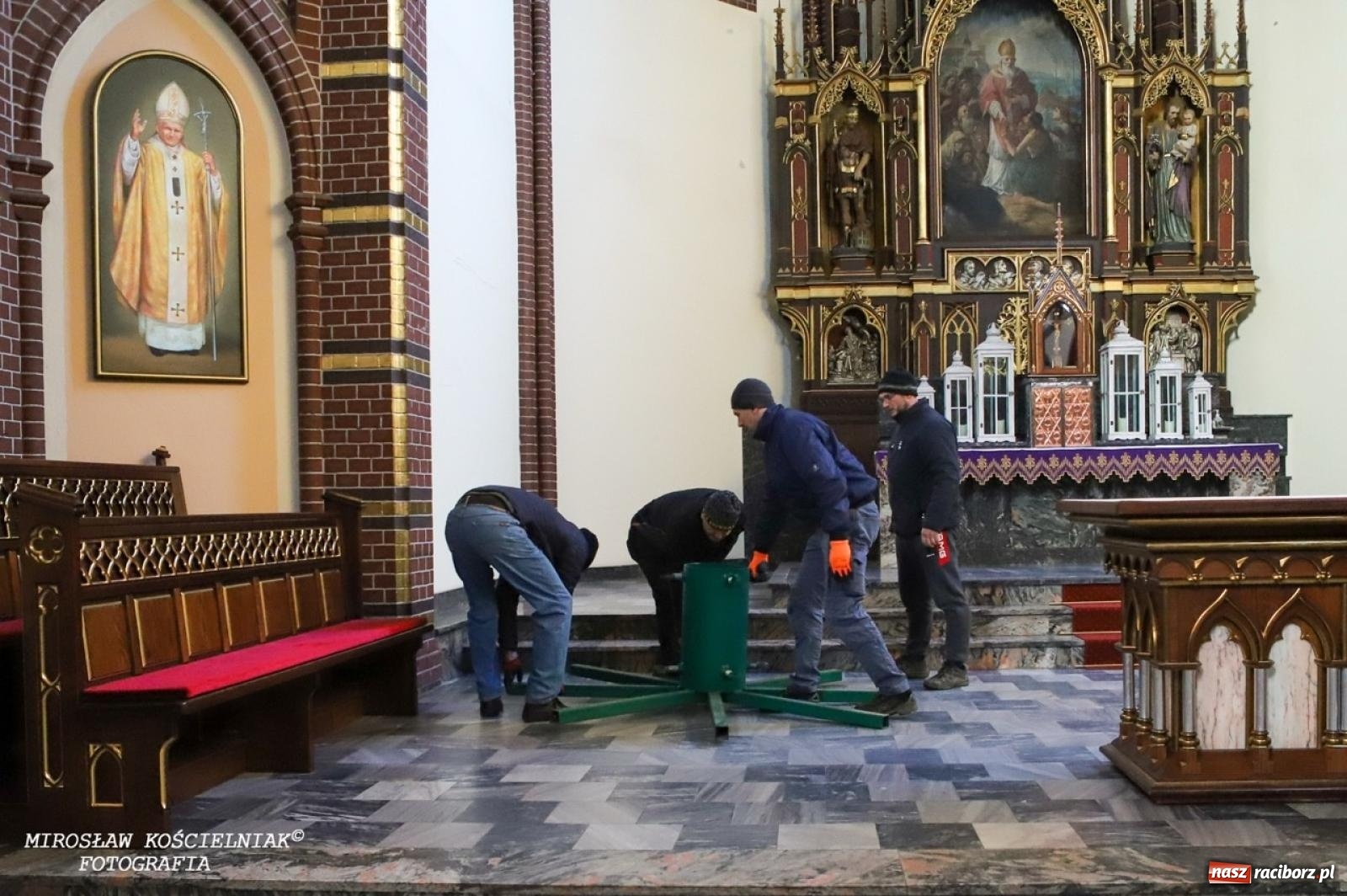 Zdjęcie w galerii na portalu naszraciborz.pl: Montaż szopki bożonarodzeniowej w kościele św. Mikołaja w Raciborzu [FOTO] wiadomości z regionu