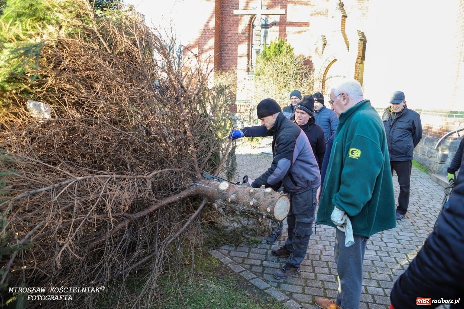 Zdjęcie w galerii na portalu naszraciborz.pl: Montaż szopki bożonarodzeniowej w kościele św. Mikołaja w Raciborzu [FOTO] wiadomości z regionu