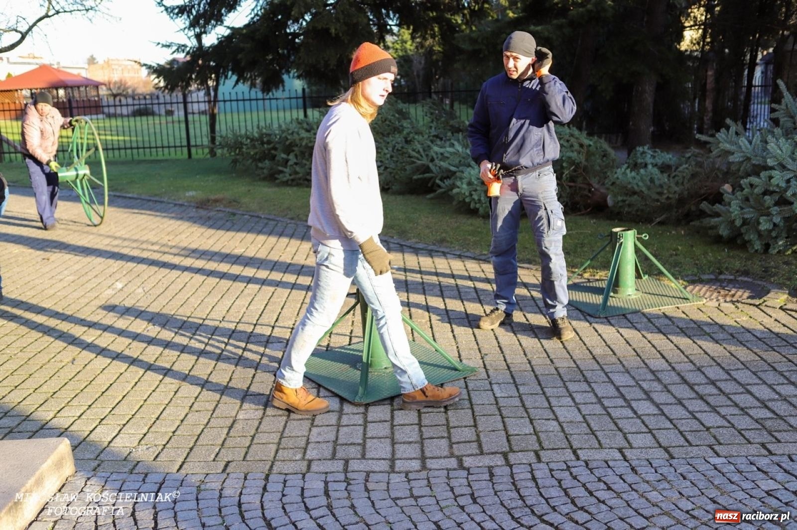 Zdjęcie w galerii na portalu naszraciborz.pl: Montaż szopki bożonarodzeniowej w kościele św. Mikołaja w Raciborzu [FOTO] wiadomości z regionu