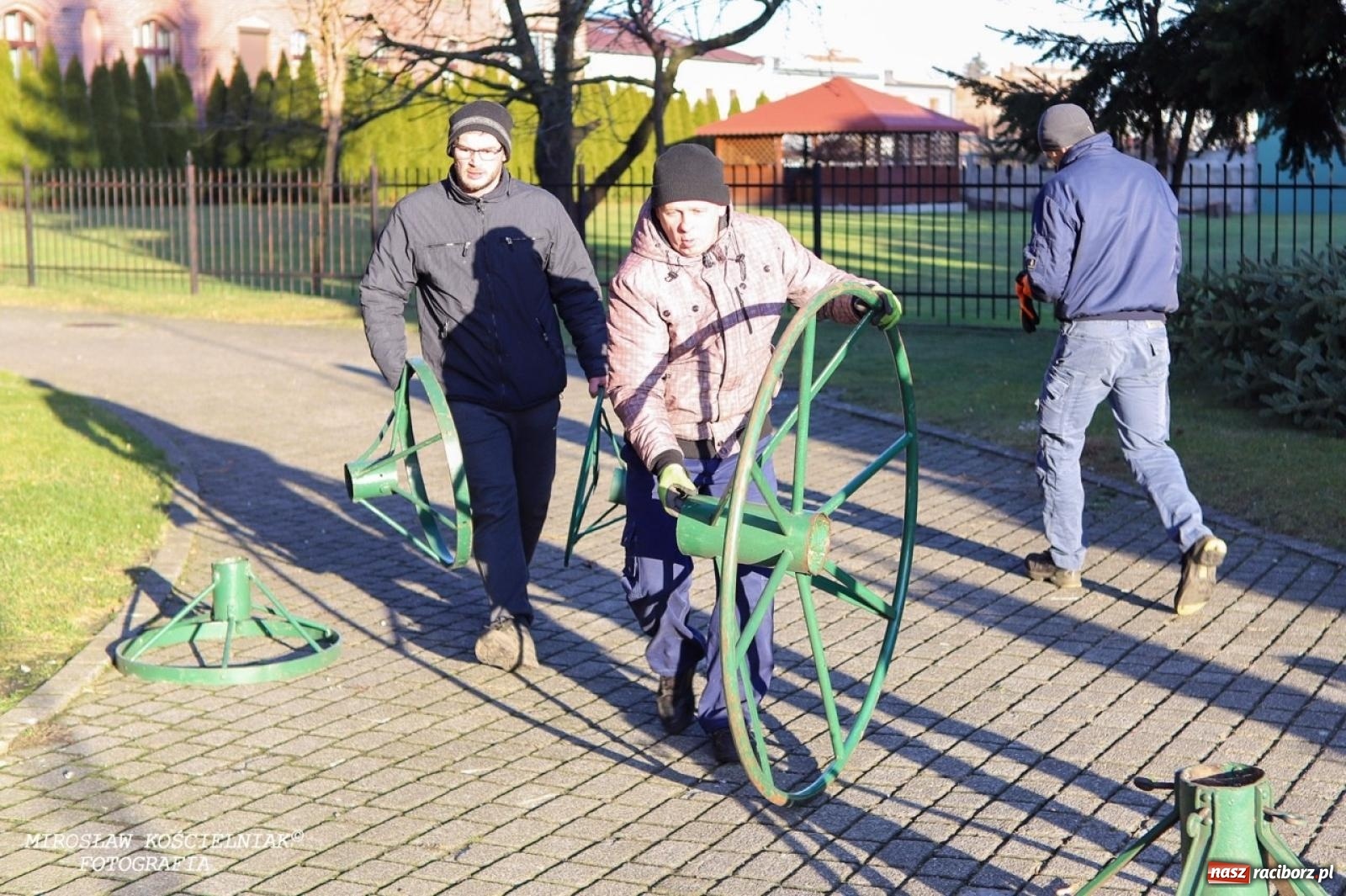 Zdjęcie w galerii na portalu naszraciborz.pl: Montaż szopki bożonarodzeniowej w kościele św. Mikołaja w Raciborzu [FOTO] wiadomości z regionu