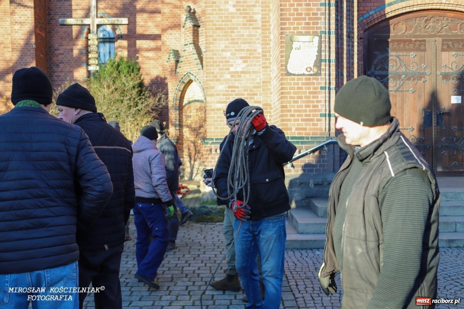Zdjęcie w galerii na portalu naszraciborz.pl: Montaż szopki bożonarodzeniowej w kościele św. Mikołaja w Raciborzu [FOTO] wiadomości z regionu