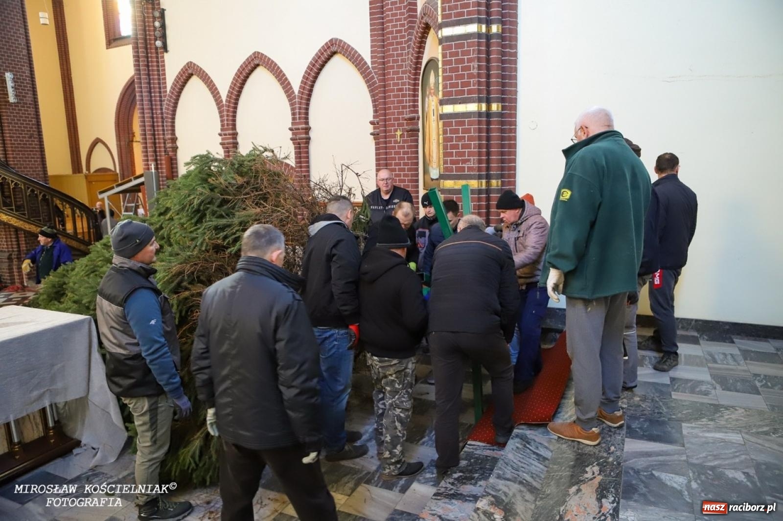 Zdjęcie w galerii na portalu naszraciborz.pl: Montaż szopki bożonarodzeniowej w kościele św. Mikołaja w Raciborzu [FOTO] wiadomości z regionu