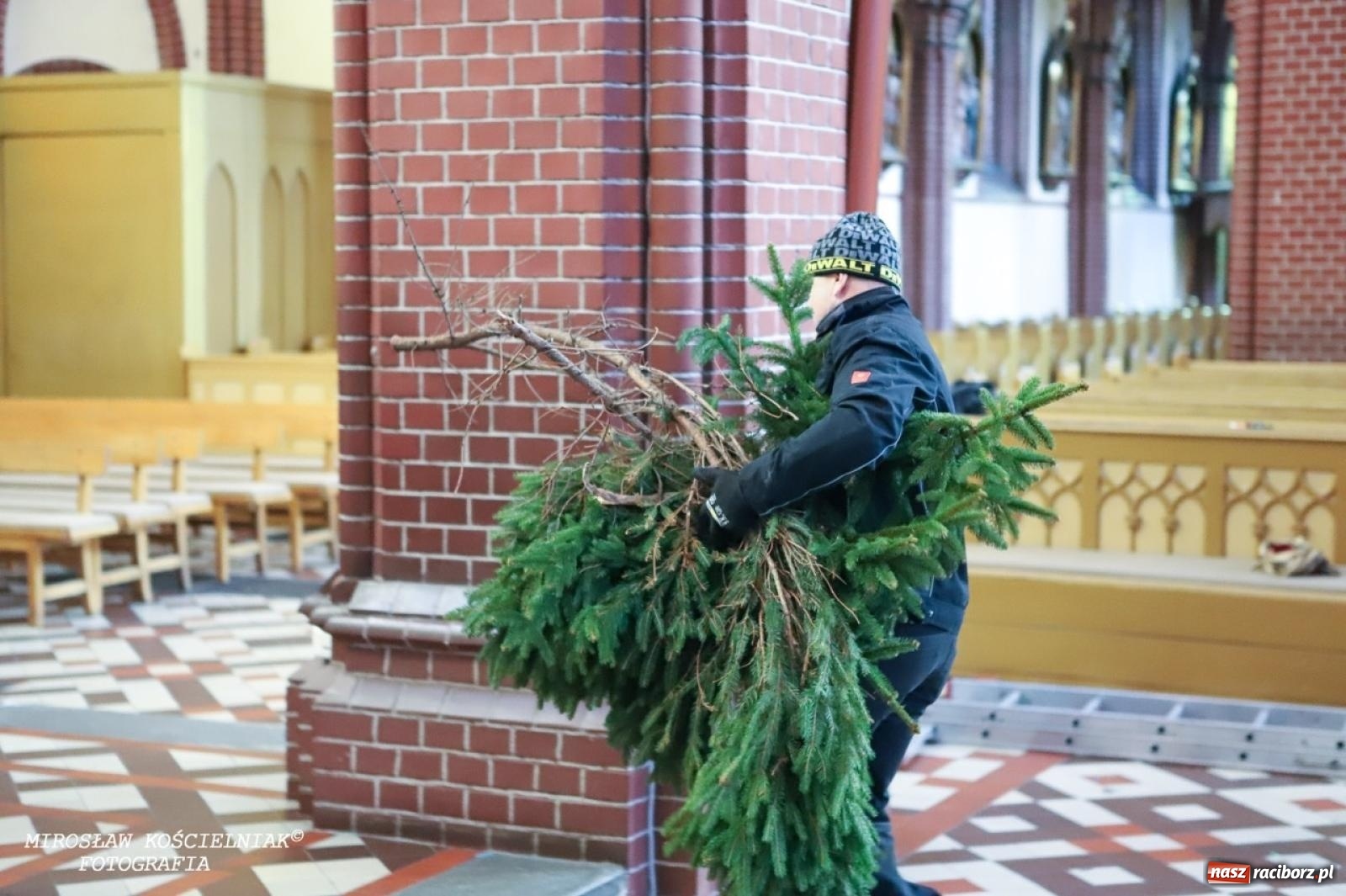 Zdjęcie w galerii na portalu naszraciborz.pl: Montaż szopki bożonarodzeniowej w kościele św. Mikołaja w Raciborzu [FOTO] wiadomości z regionu
