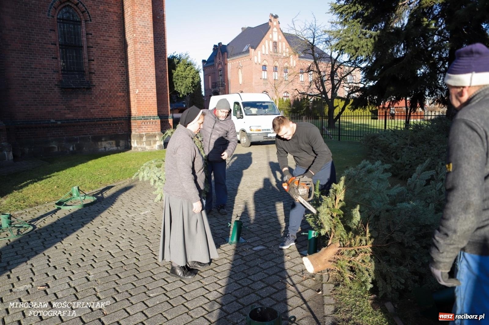 Zdjęcie w galerii na portalu naszraciborz.pl: Montaż szopki bożonarodzeniowej w kościele św. Mikołaja w Raciborzu [FOTO] wiadomości z regionu