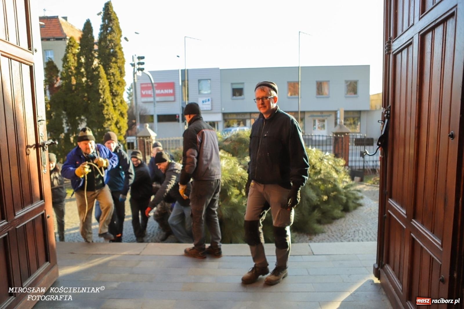 Zdjęcie w galerii na portalu naszraciborz.pl: Montaż szopki bożonarodzeniowej w kościele św. Mikołaja w Raciborzu [FOTO] wiadomości z regionu