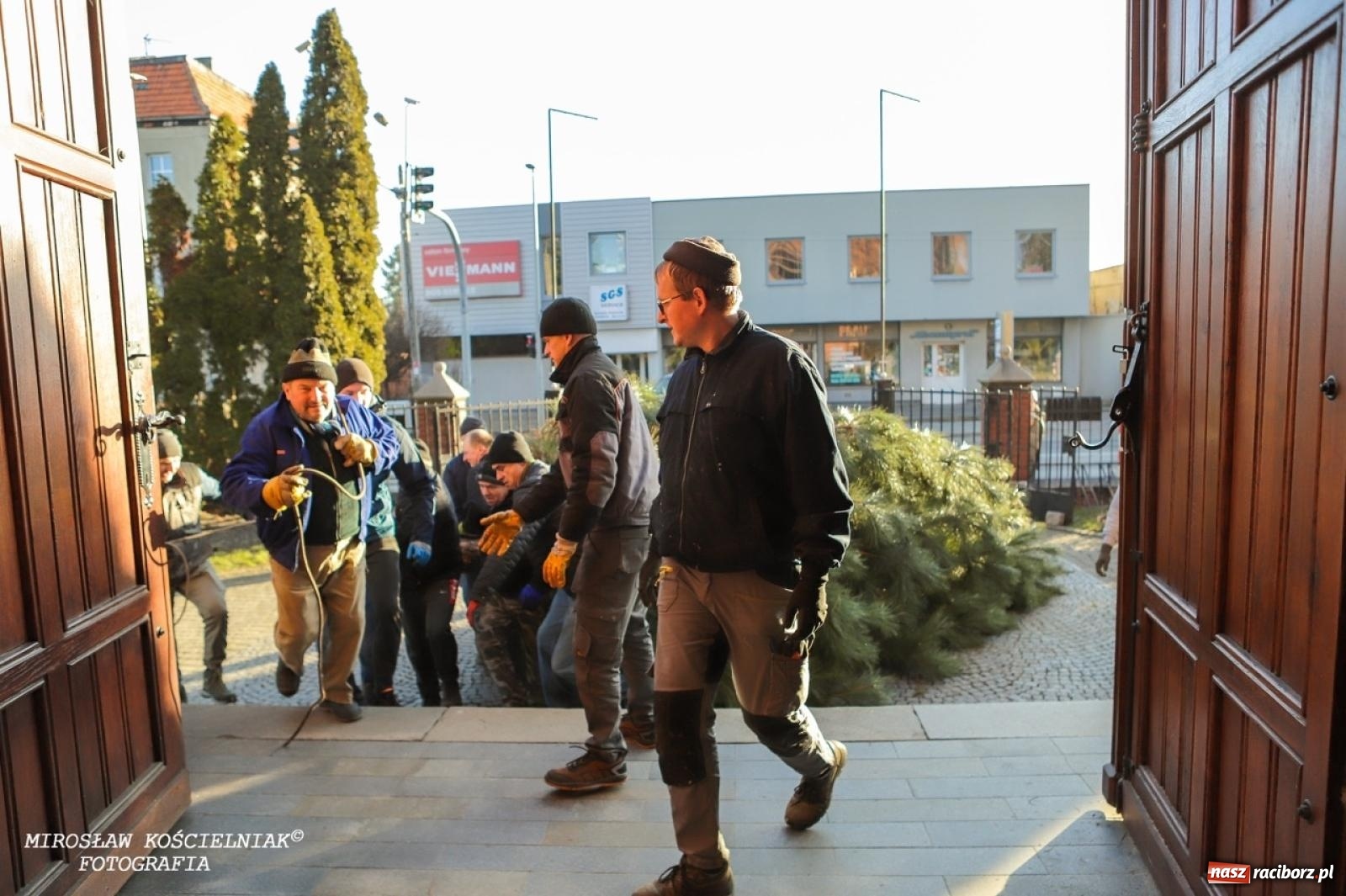 Zdjęcie w galerii na portalu naszraciborz.pl: Montaż szopki bożonarodzeniowej w kościele św. Mikołaja w Raciborzu [FOTO] wiadomości z regionu