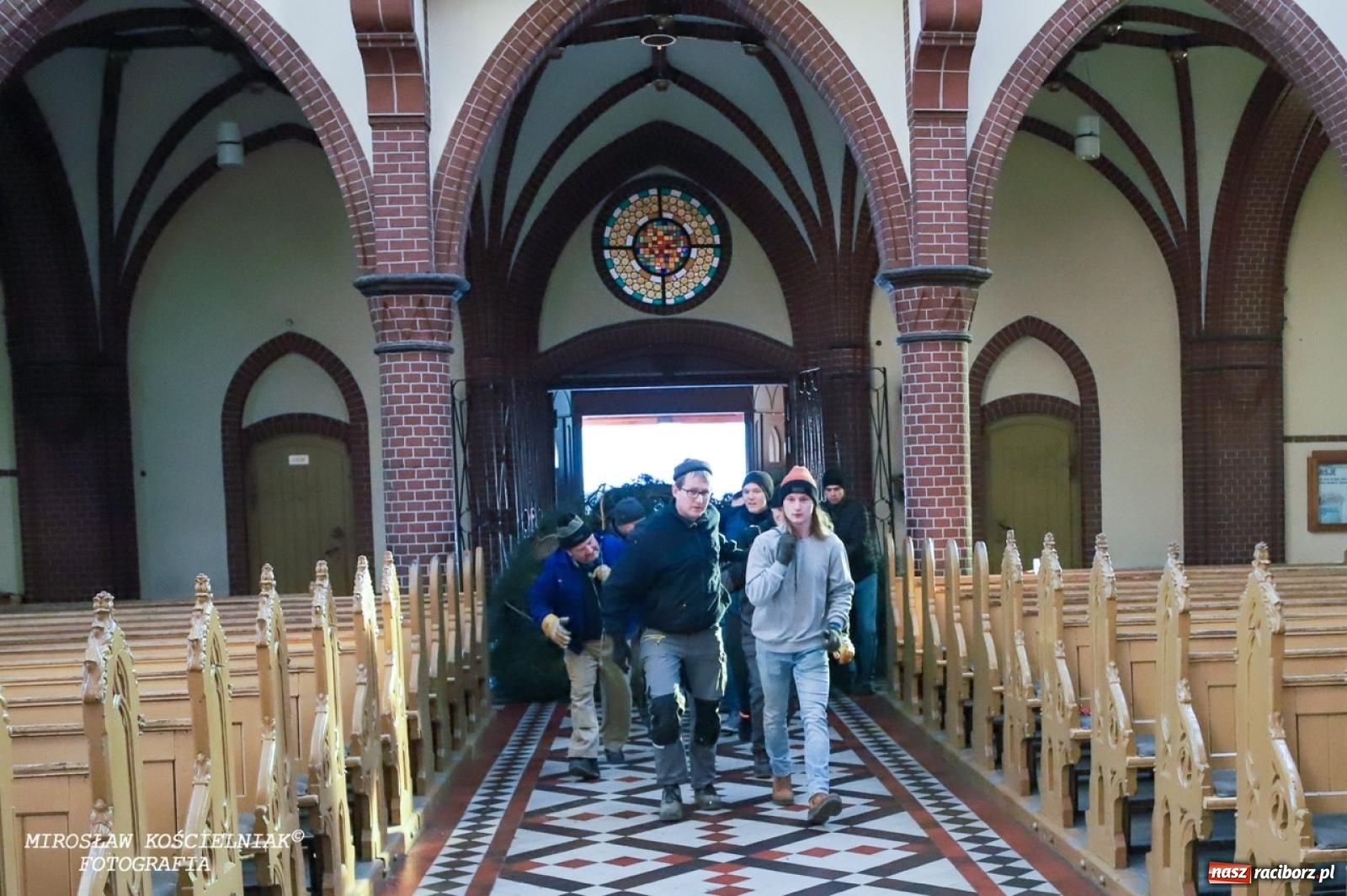 Zdjęcie w galerii na portalu naszraciborz.pl: Montaż szopki bożonarodzeniowej w kościele św. Mikołaja w Raciborzu [FOTO] wiadomości z regionu