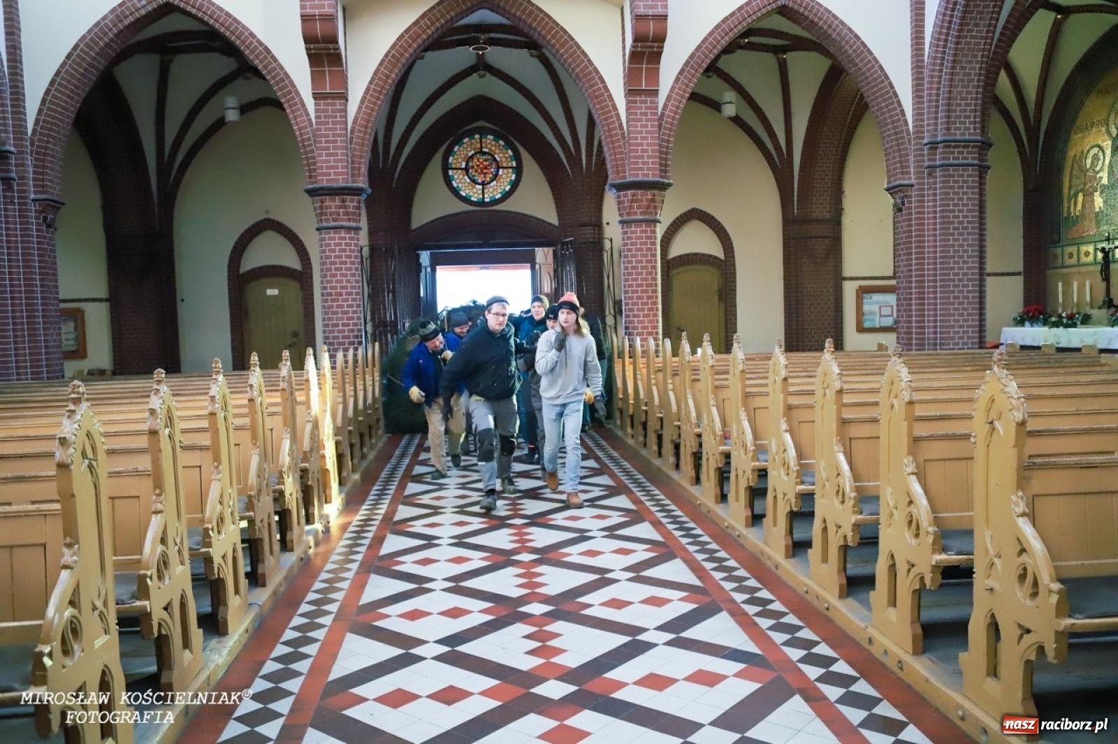 Zdjęcie w galerii na portalu naszraciborz.pl: Montaż szopki bożonarodzeniowej w kościele św. Mikołaja w Raciborzu [FOTO] wiadomości z regionu