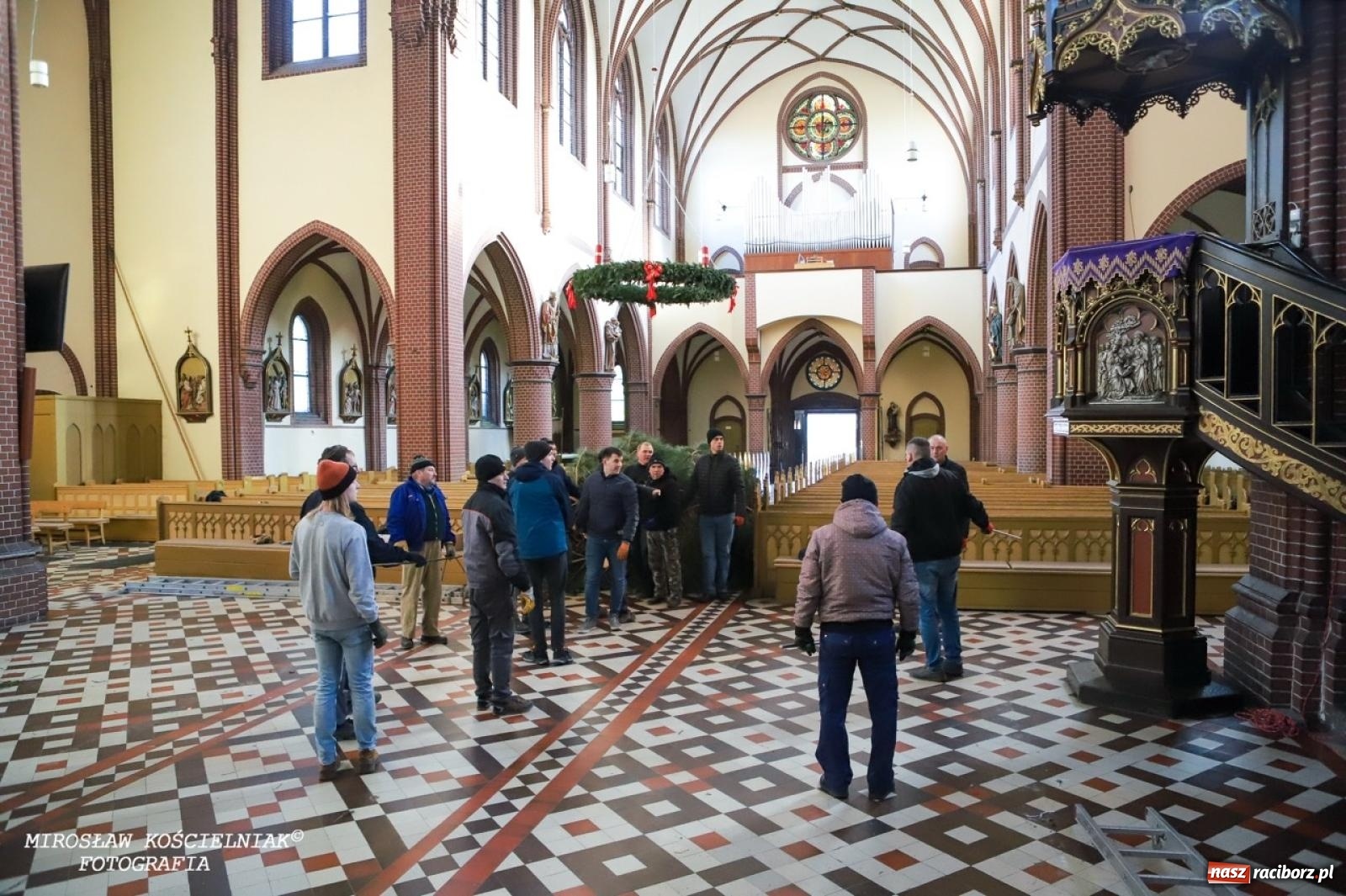 Zdjęcie w galerii na portalu naszraciborz.pl: Montaż szopki bożonarodzeniowej w kościele św. Mikołaja w Raciborzu [FOTO] wiadomości z regionu
