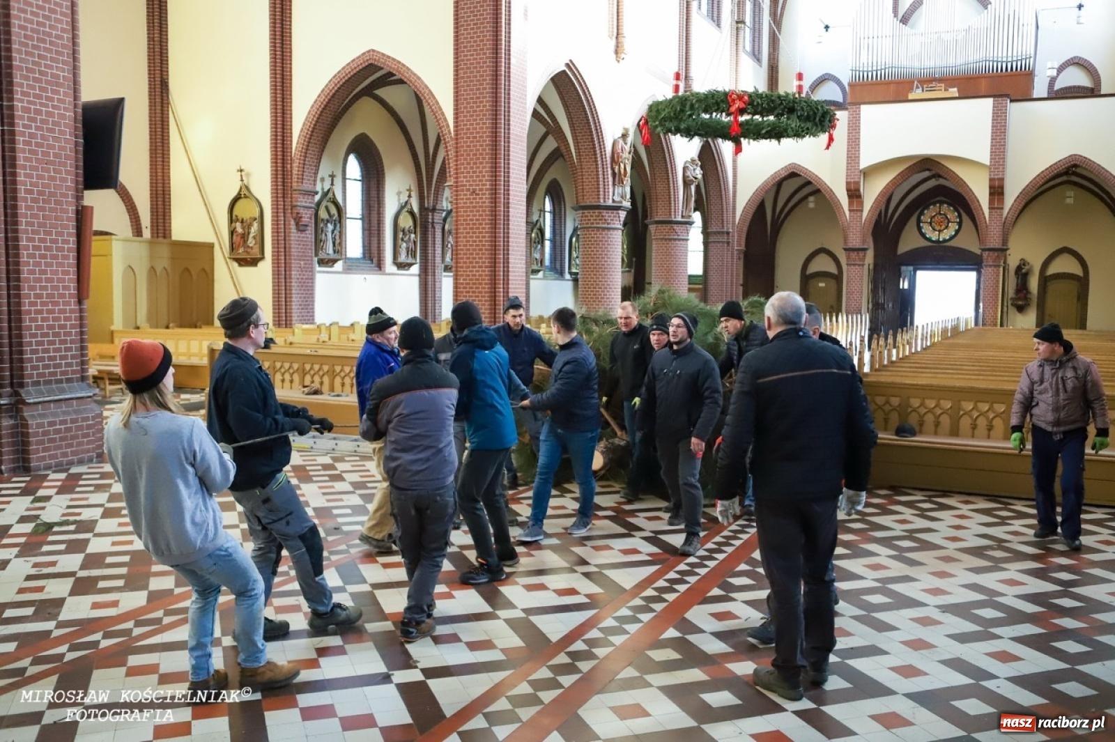 Zdjęcie w galerii na portalu naszraciborz.pl: Montaż szopki bożonarodzeniowej w kościele św. Mikołaja w Raciborzu [FOTO] wiadomości z regionu