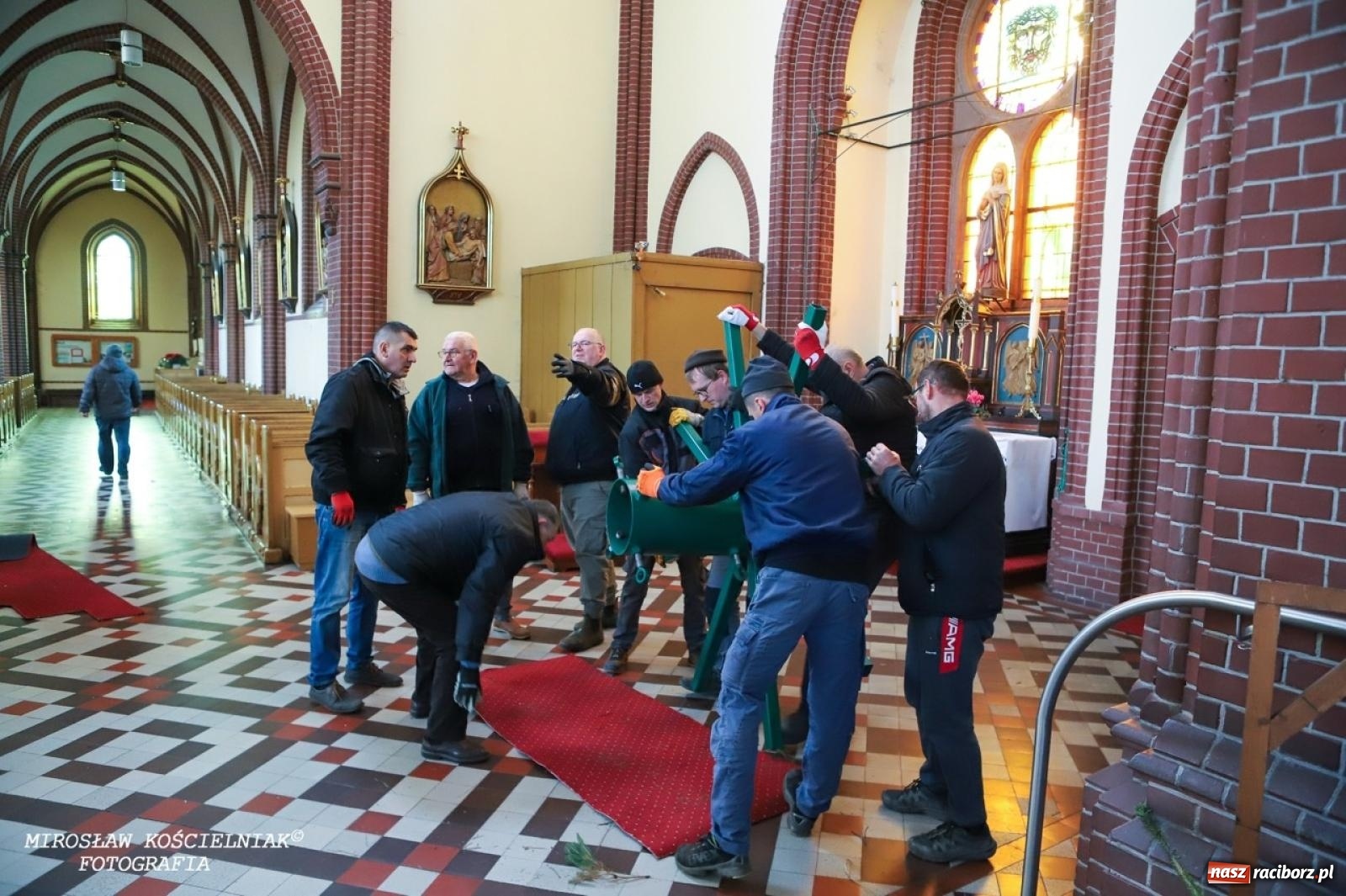 Zdjęcie w galerii na portalu naszraciborz.pl: Montaż szopki bożonarodzeniowej w kościele św. Mikołaja w Raciborzu [FOTO] wiadomości z regionu