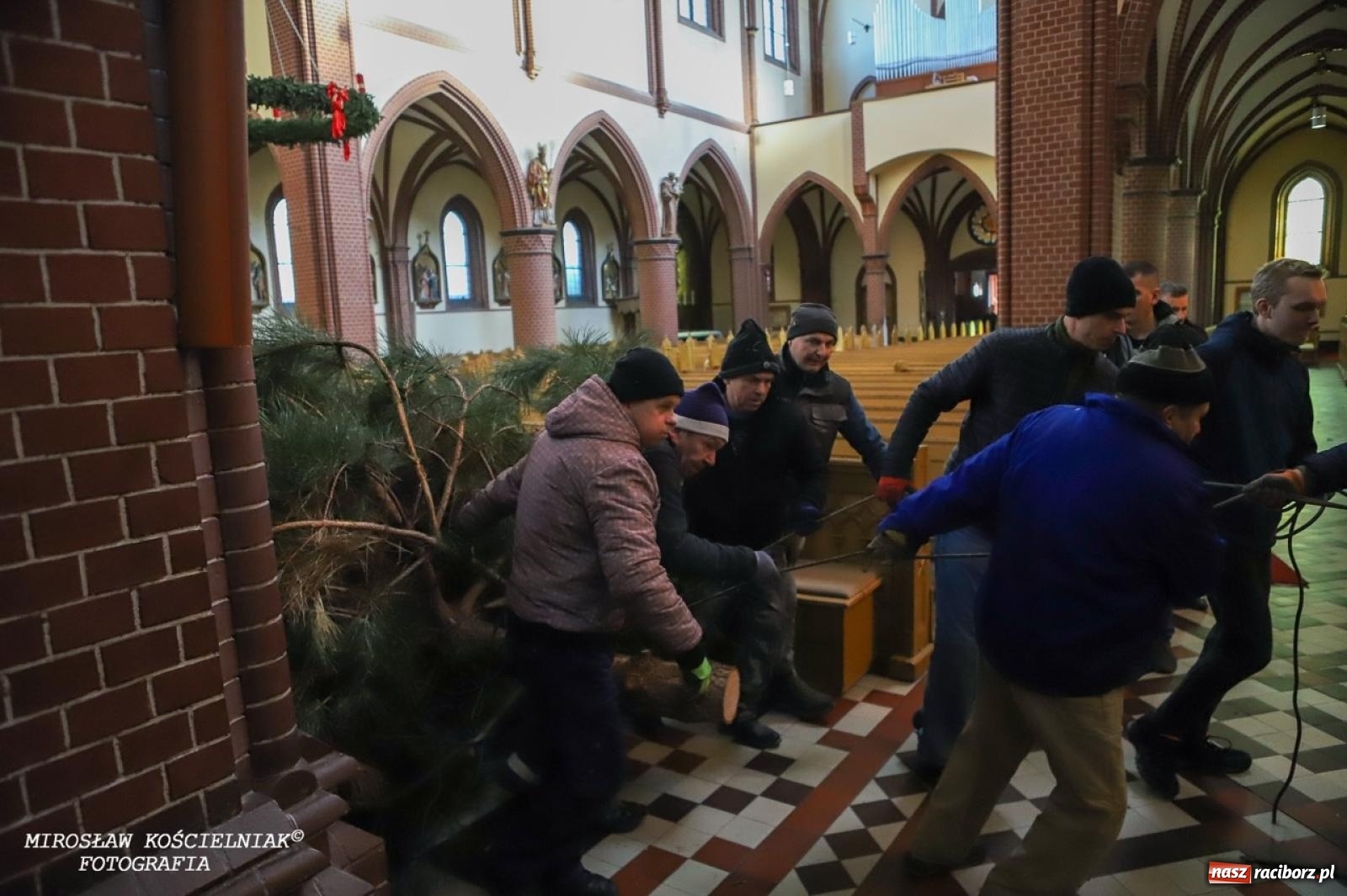 Zdjęcie w galerii na portalu naszraciborz.pl: Montaż szopki bożonarodzeniowej w kościele św. Mikołaja w Raciborzu [FOTO] wiadomości z regionu