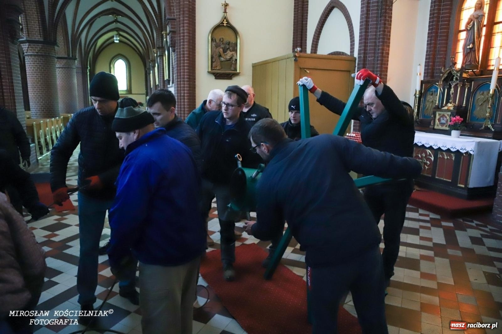 Zdjęcie w galerii na portalu naszraciborz.pl: Montaż szopki bożonarodzeniowej w kościele św. Mikołaja w Raciborzu [FOTO] wiadomości z regionu