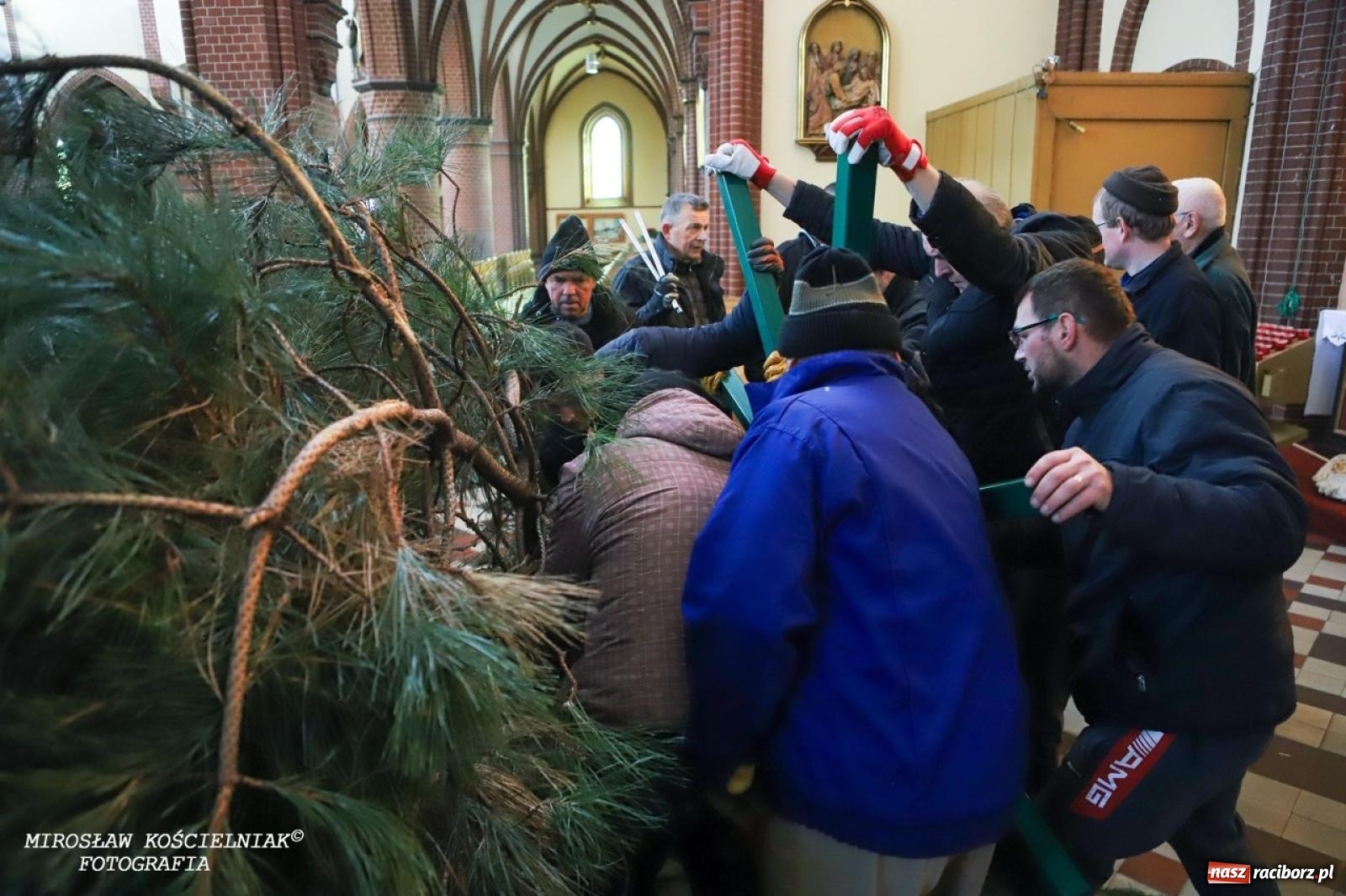 Zdjęcie w galerii na portalu naszraciborz.pl: Montaż szopki bożonarodzeniowej w kościele św. Mikołaja w Raciborzu [FOTO] wiadomości z regionu
