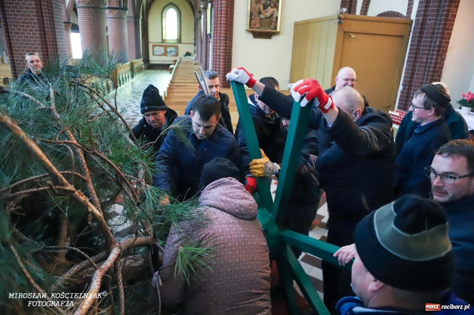 Zdjęcie w galerii na portalu naszraciborz.pl: Montaż szopki bożonarodzeniowej w kościele św. Mikołaja w Raciborzu [FOTO] wiadomości z regionu