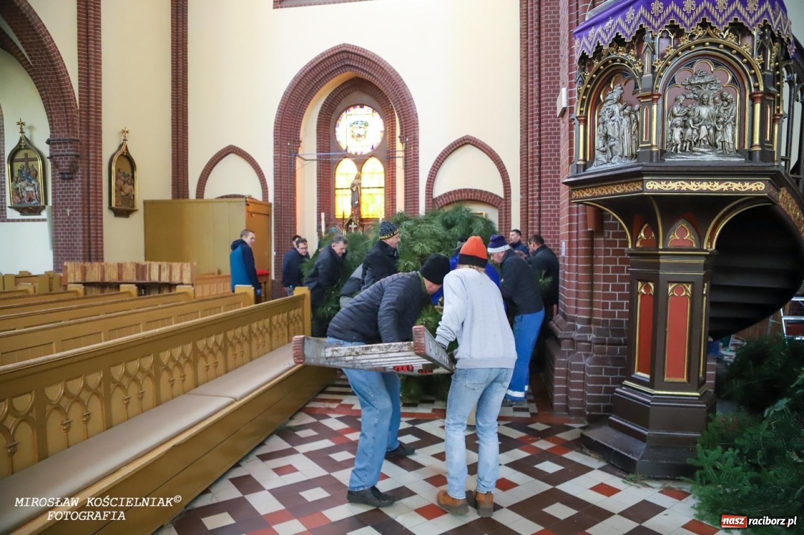 Zdjęcie w galerii na portalu naszraciborz.pl: Montaż szopki bożonarodzeniowej w kościele św. Mikołaja w Raciborzu [FOTO] wiadomości z regionu