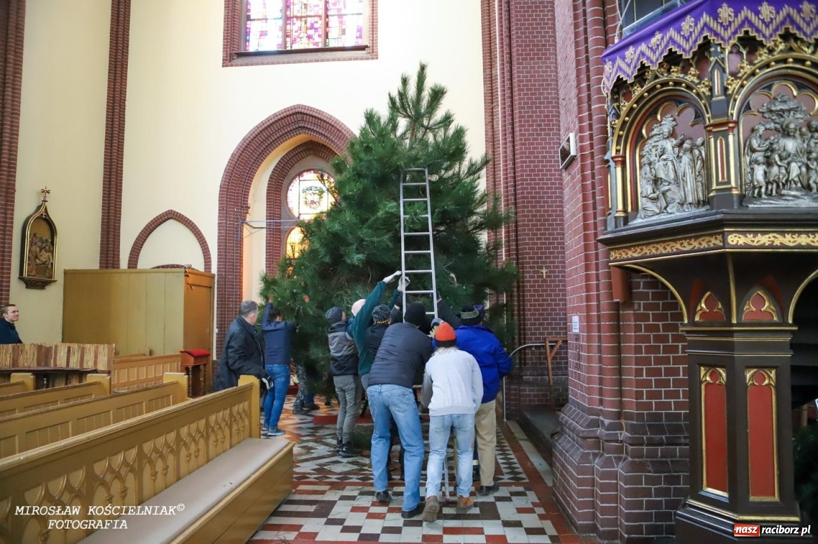 Zdjęcie w galerii na portalu naszraciborz.pl: Montaż szopki bożonarodzeniowej w kościele św. Mikołaja w Raciborzu [FOTO] wiadomości z regionu