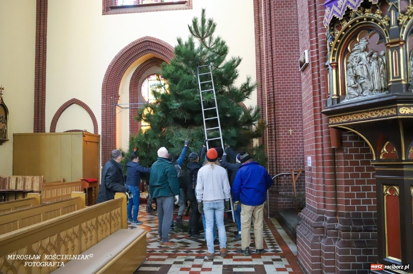 Zdjęcie w galerii na portalu naszraciborz.pl: Montaż szopki bożonarodzeniowej w kościele św. Mikołaja w Raciborzu [FOTO] wiadomości z regionu